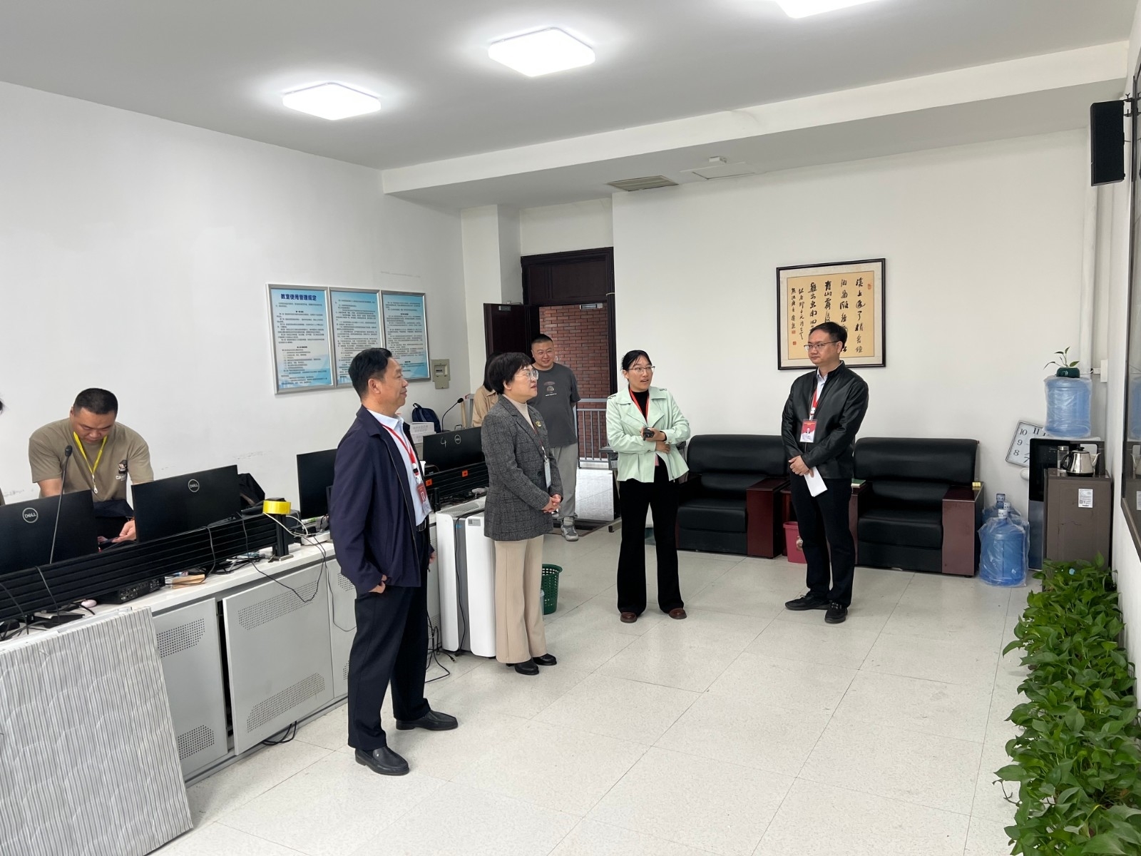 张铟校长视察.jpg 张铟校长视察.jpg