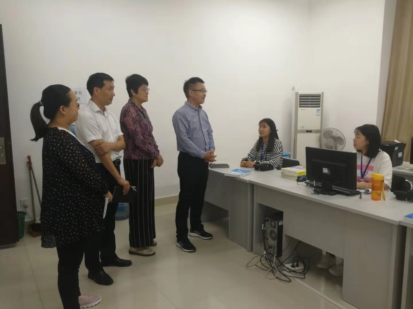 慰问值班人员.jpg 慰问值班人员.jpg