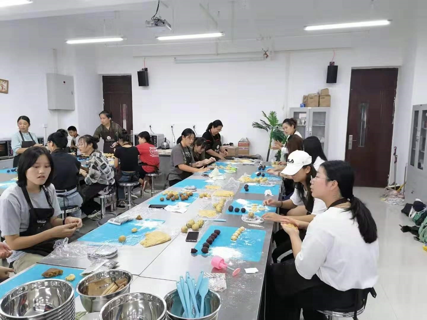 制作月饼.jpg 制作月饼.jpg