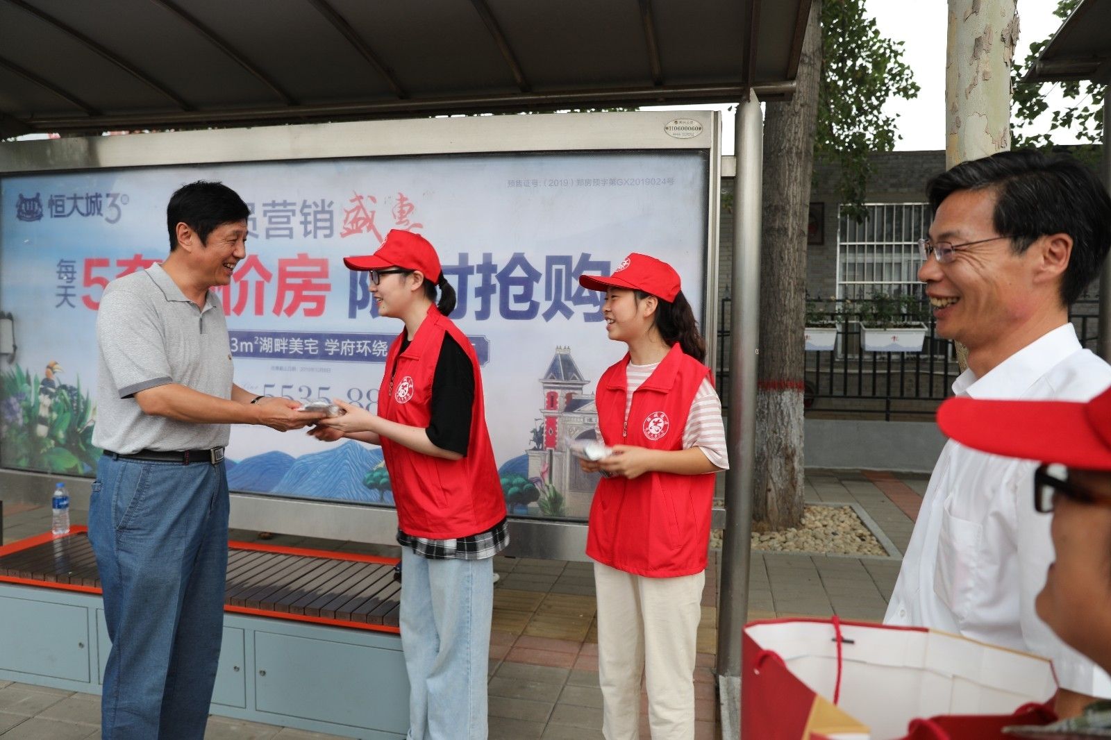 慰问“绿城使者”.JPG 慰问“绿城使者”.JPG