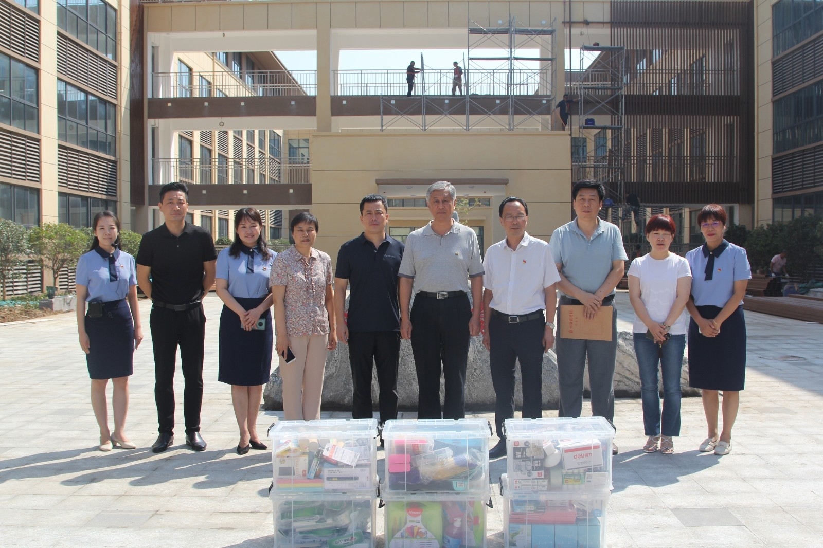 郑州师范学院、惠济区教育局向二附小全体教师送上节日慰问.JPG 郑州师范学院、惠济区教育局向二附小全体教师送上节日慰问.JPG