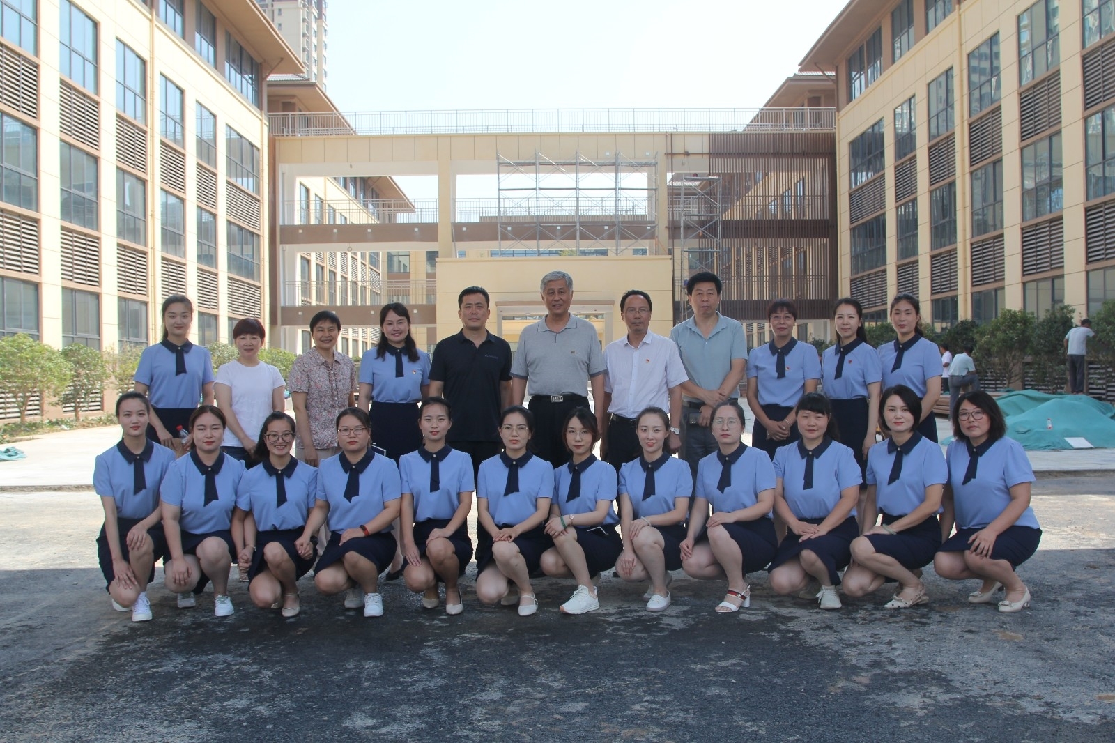 慰问领导与二附小全体教师合影留念.JPG 慰问领导与二附小全体教师合影留念.JPG