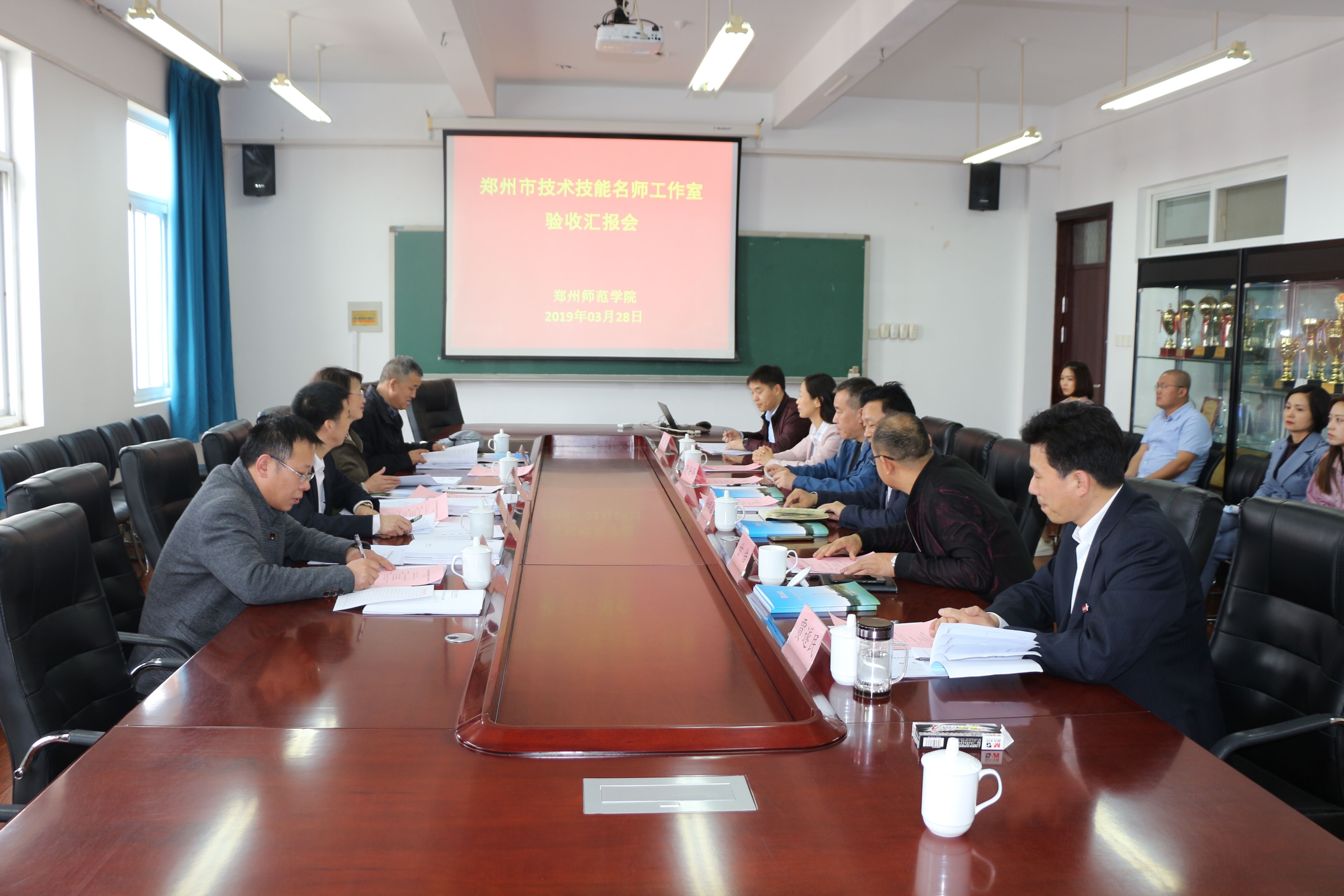 专家听取汇报 专家听取汇报