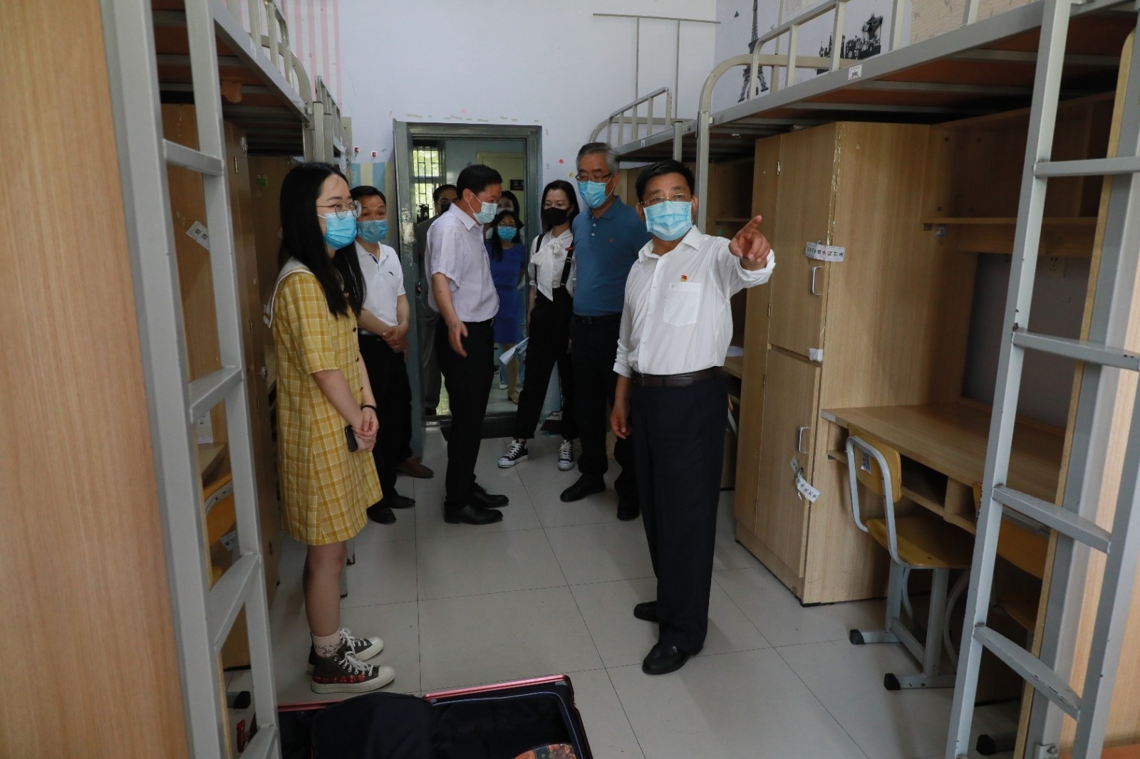 6.校领导查看返校情况(宿舍).JPG 6.校领导查看返校情况(宿舍).JPG