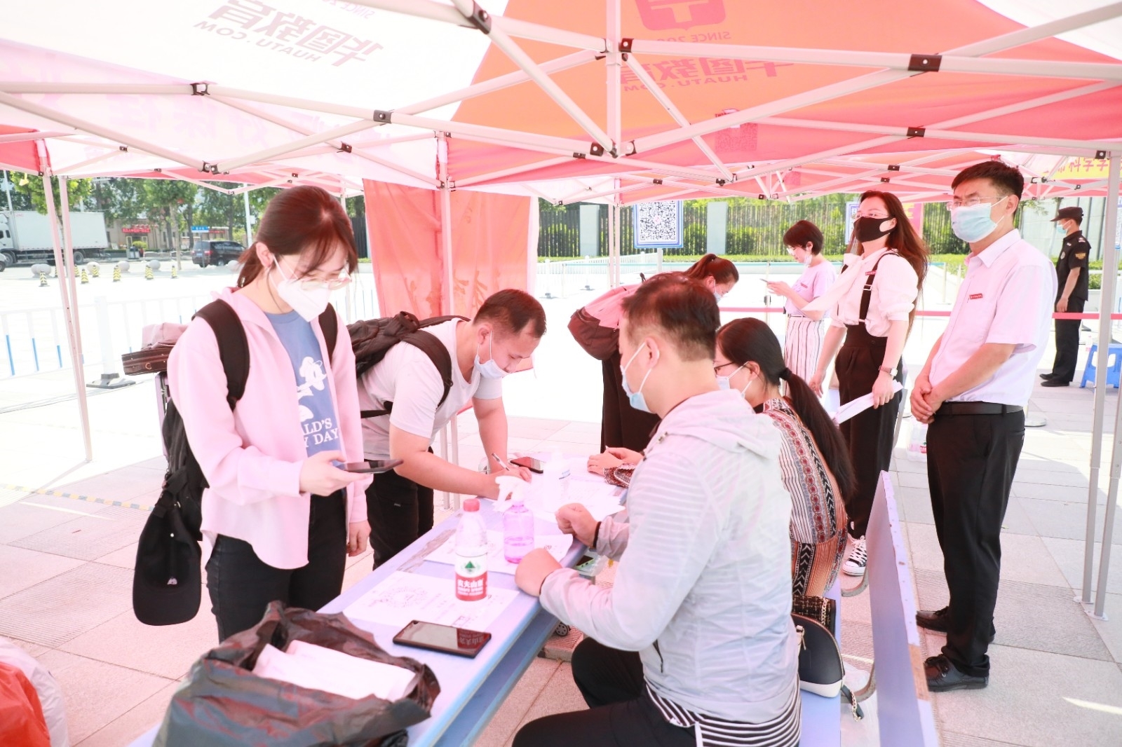 2.测量体温、核验身份、查验健康码.JPG 2.测量体温、核验身份、查验健康码.JPG