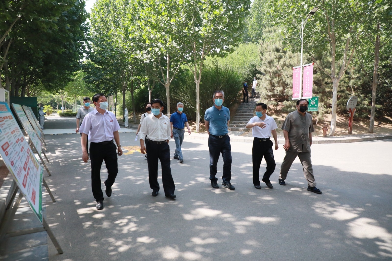 5.校领导查看返校情况(餐厅).JPG 5.校领导查看返校情况(餐厅).JPG