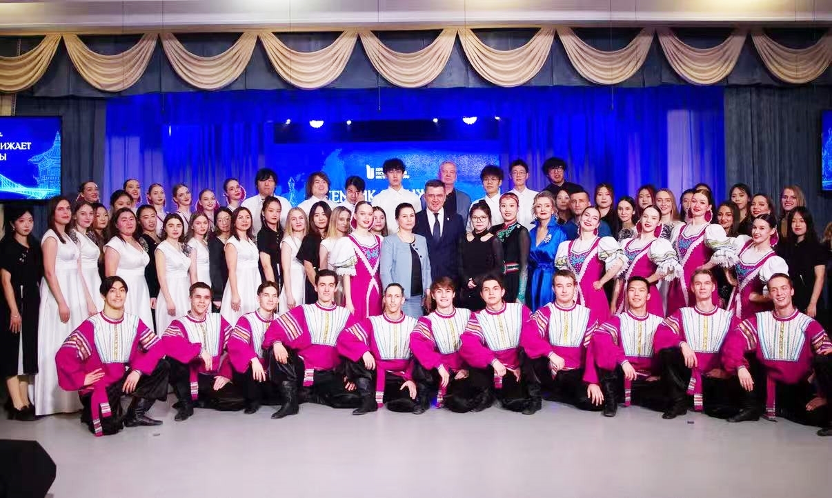 汇报演出合影.jpg 汇报演出合影.jpg