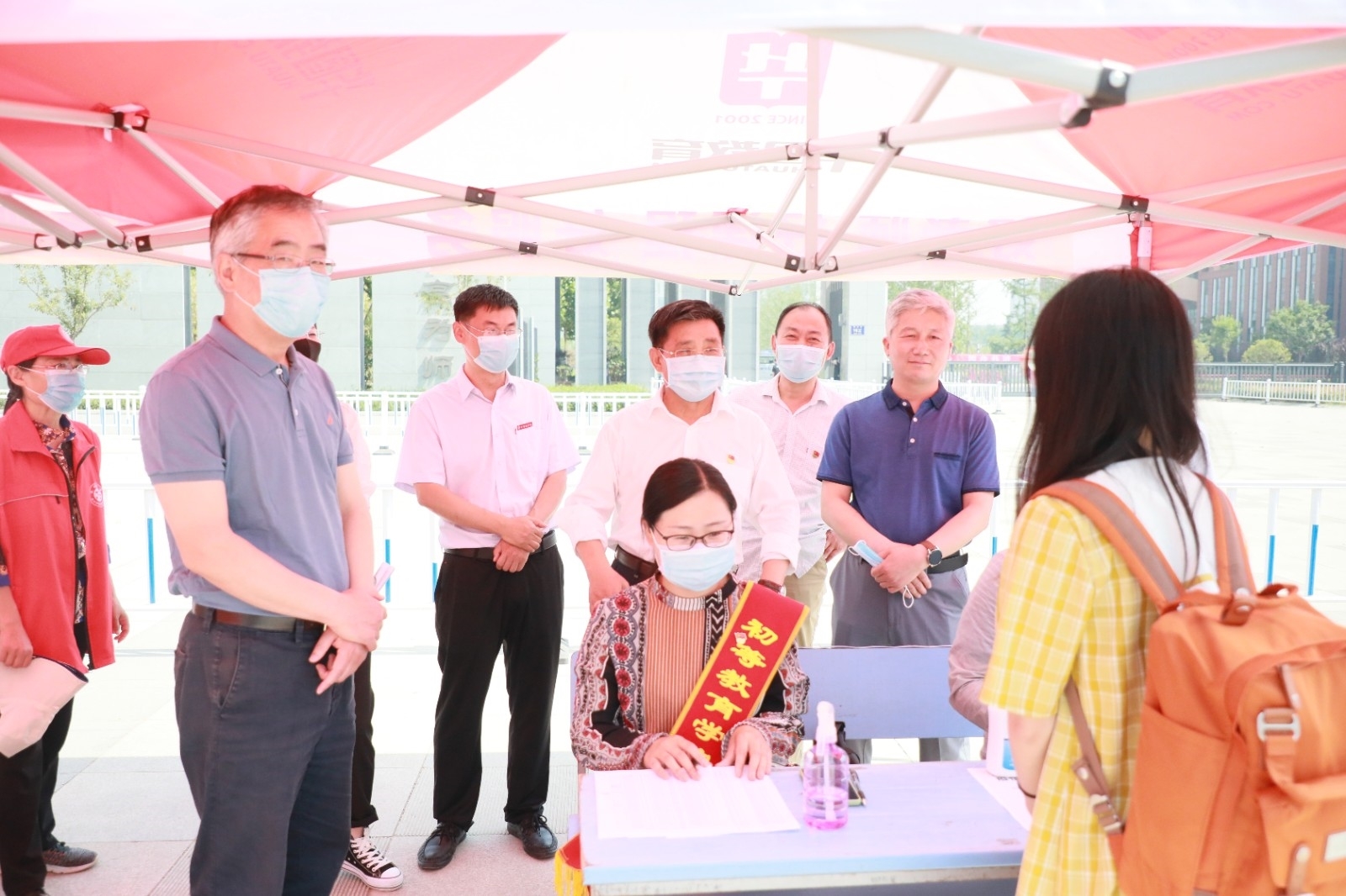 4.校领导查看返校情况(校门口).JPG 4.校领导查看返校情况(校门口).JPG