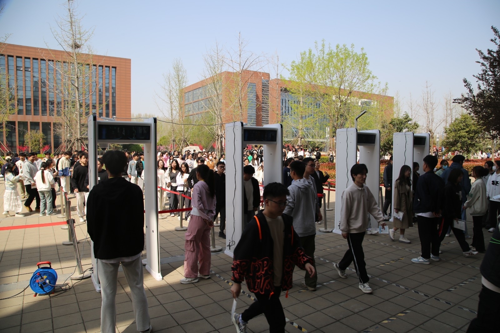 无声入场演练 安检门.JPG 无声入场演练 安检门.JPG