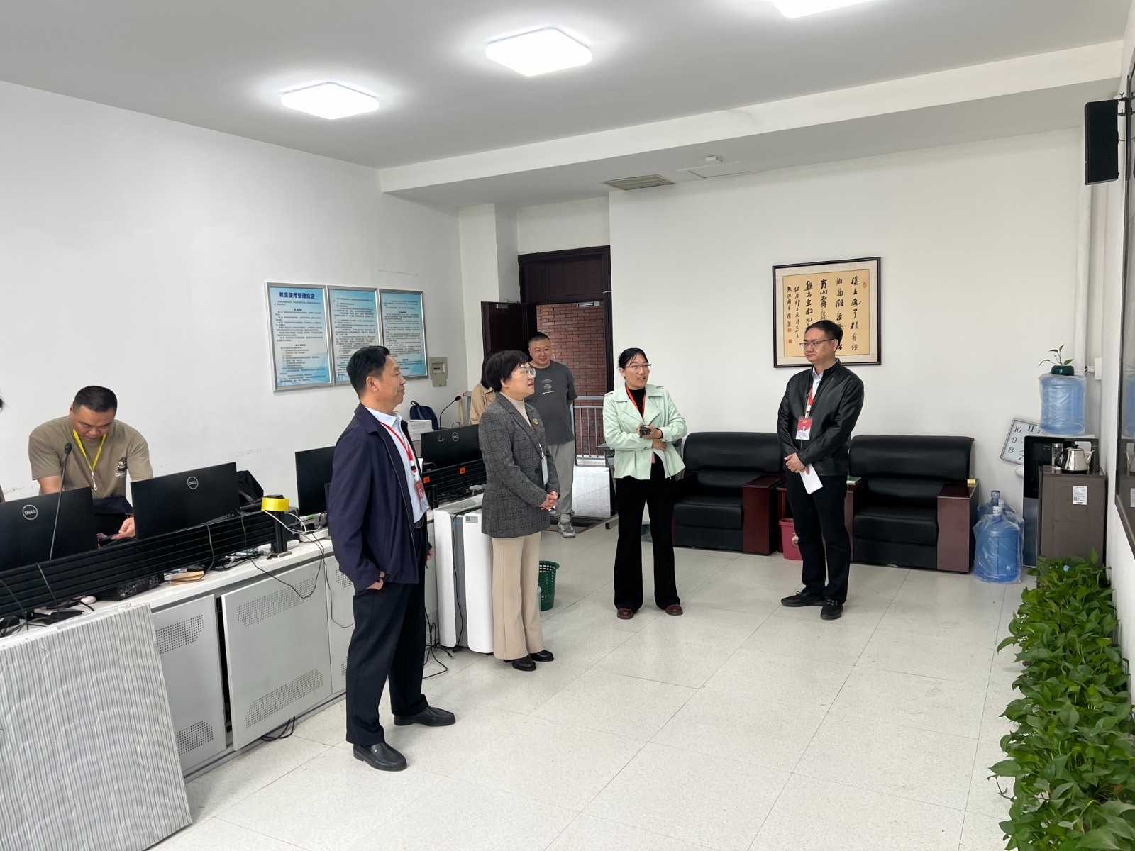 张铟校长视察.jpg 张铟校长视察.jpg