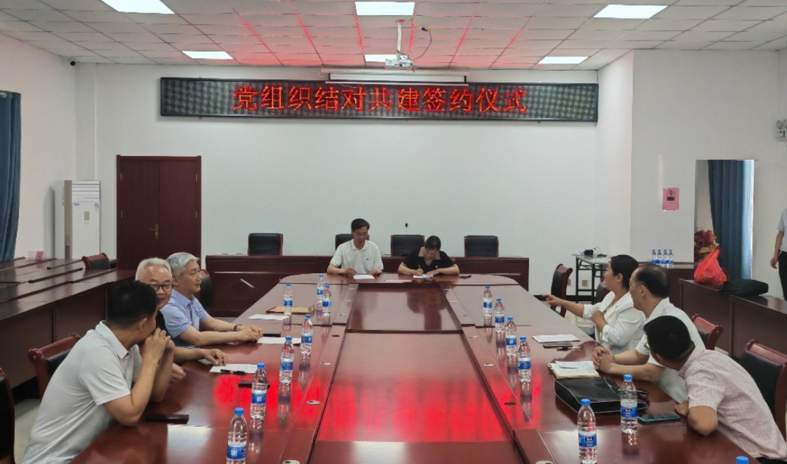 1. 座谈.jpg 1. 座谈.jpg