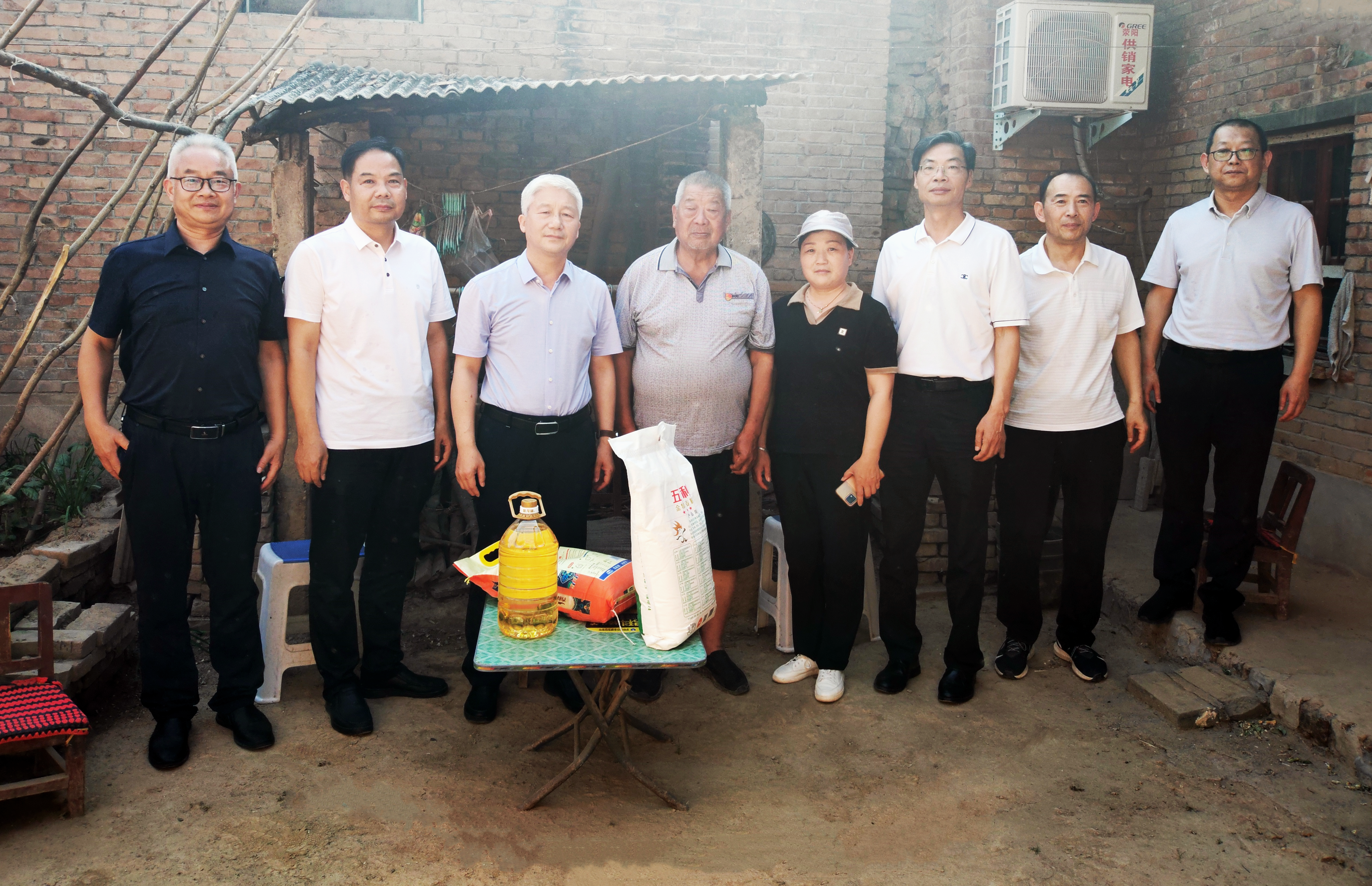 2.慰问脱贫户.png 2.慰问脱贫户.png