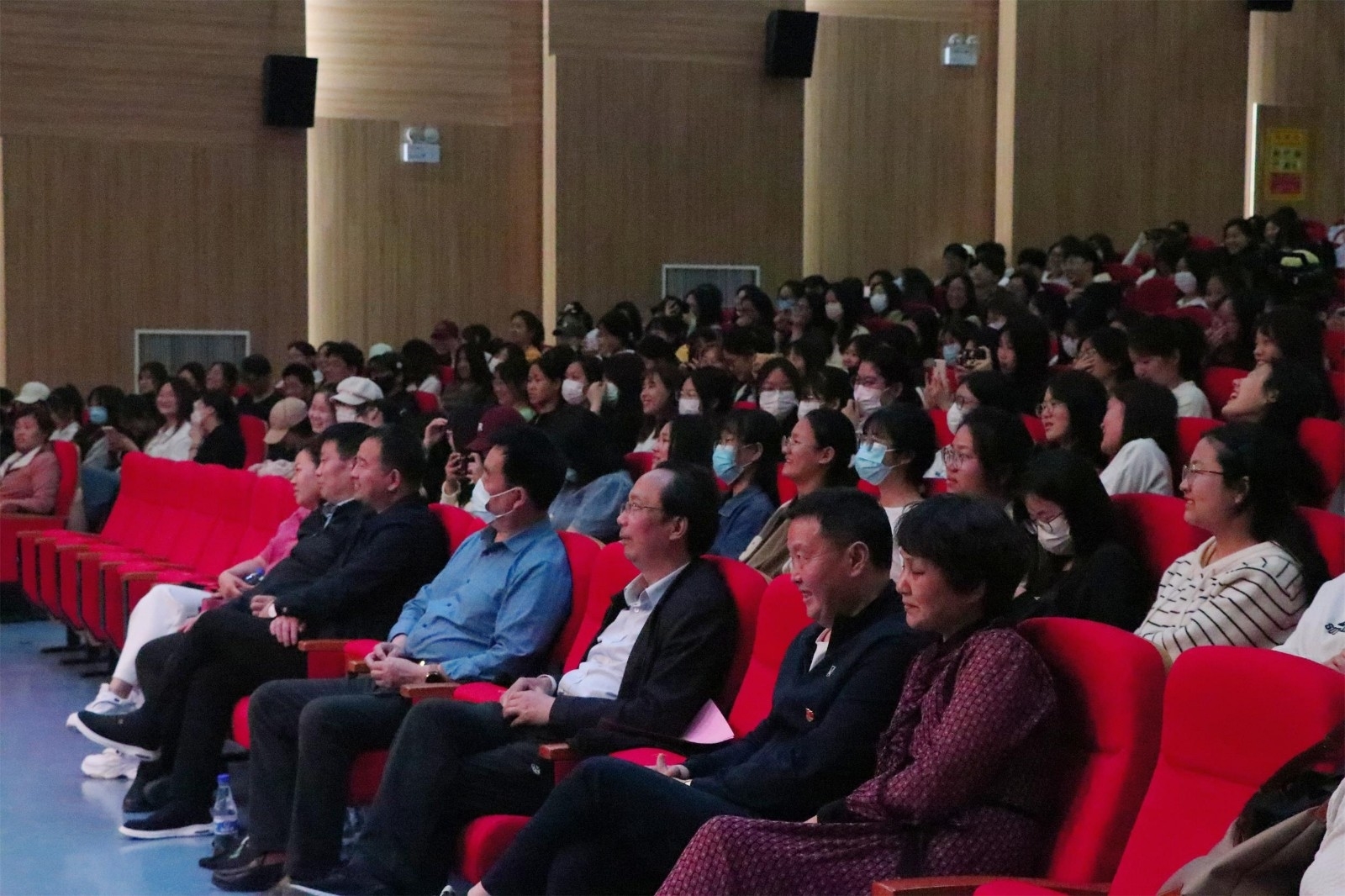 观众.jpg 观众.jpg