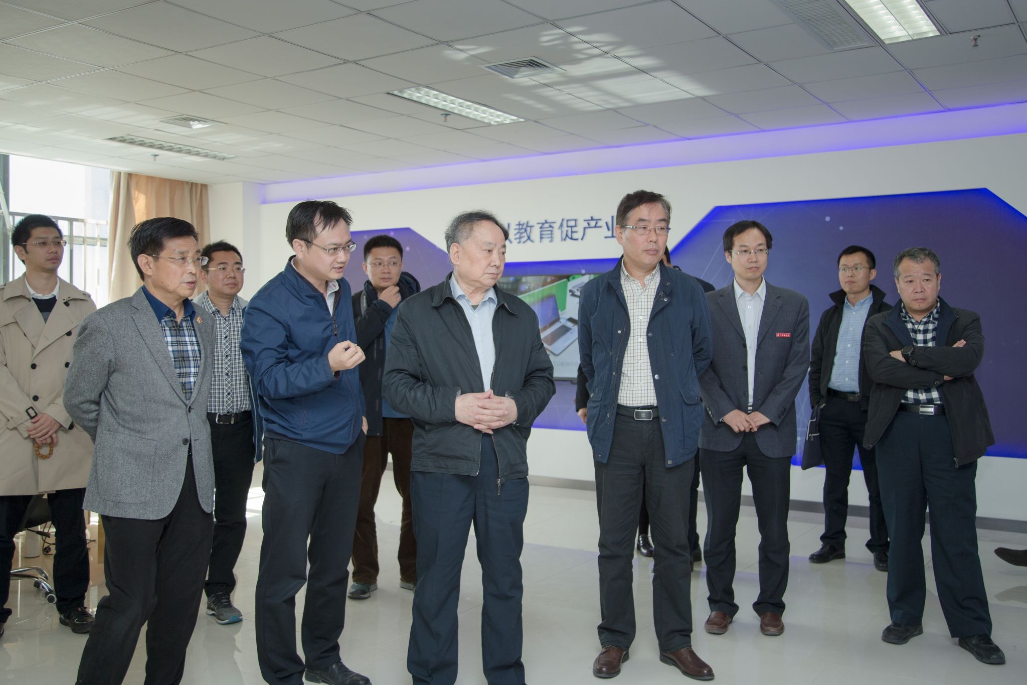 20181027沈昌祥院士莅临我校视察交流4.jpg 20181027沈昌祥院士莅临我校视察交流4.jpg