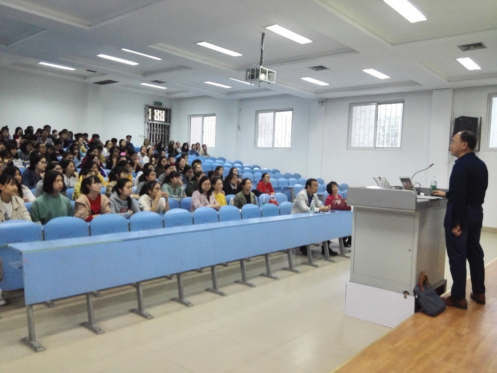讲座图片3.jpg 讲座图片3.jpg