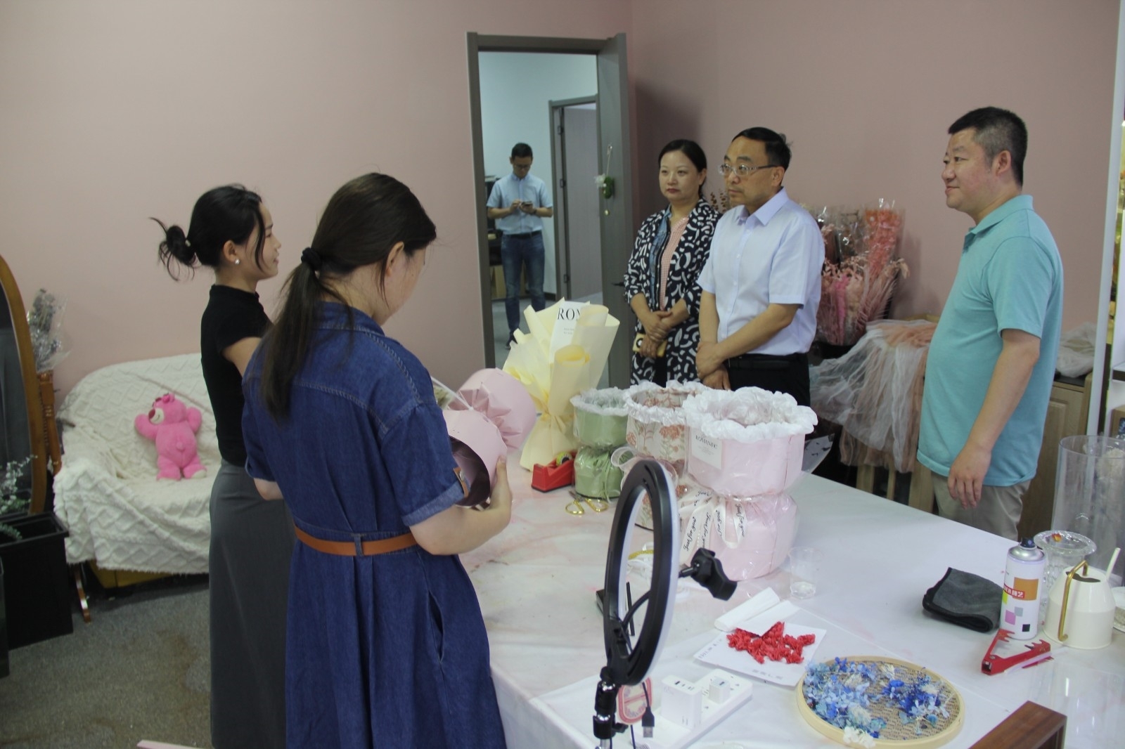 2 参观.jpg 2 参观.jpg