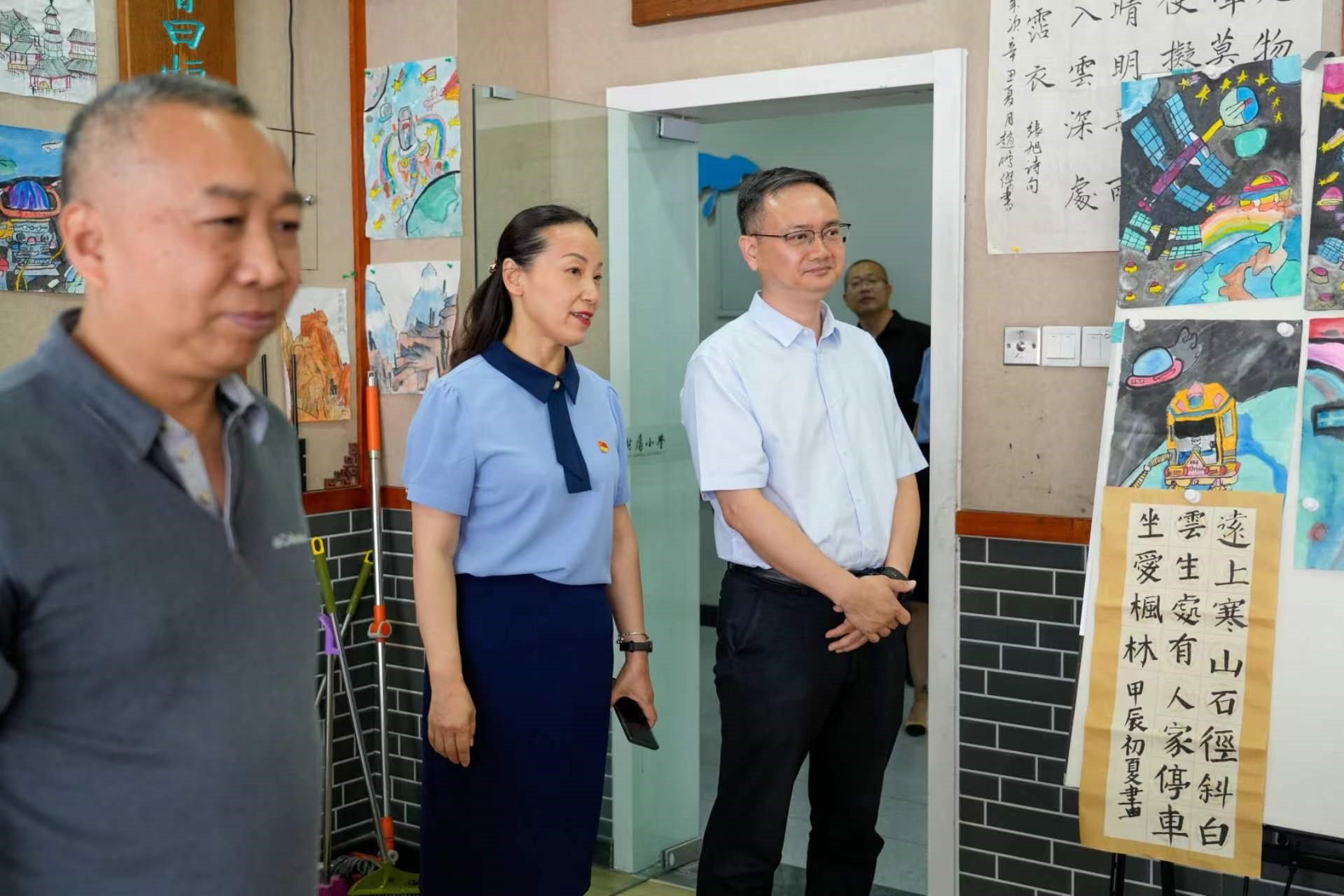 调研组一行参观校园.jpg 调研组一行参观校园.jpg