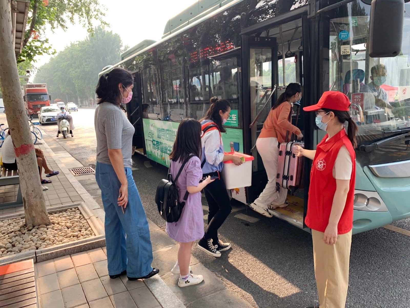 20200629英才街中段 志愿者公交站台文明乘车.jpg 20200629英才街中段 志愿者公交站台文明乘车.jpg