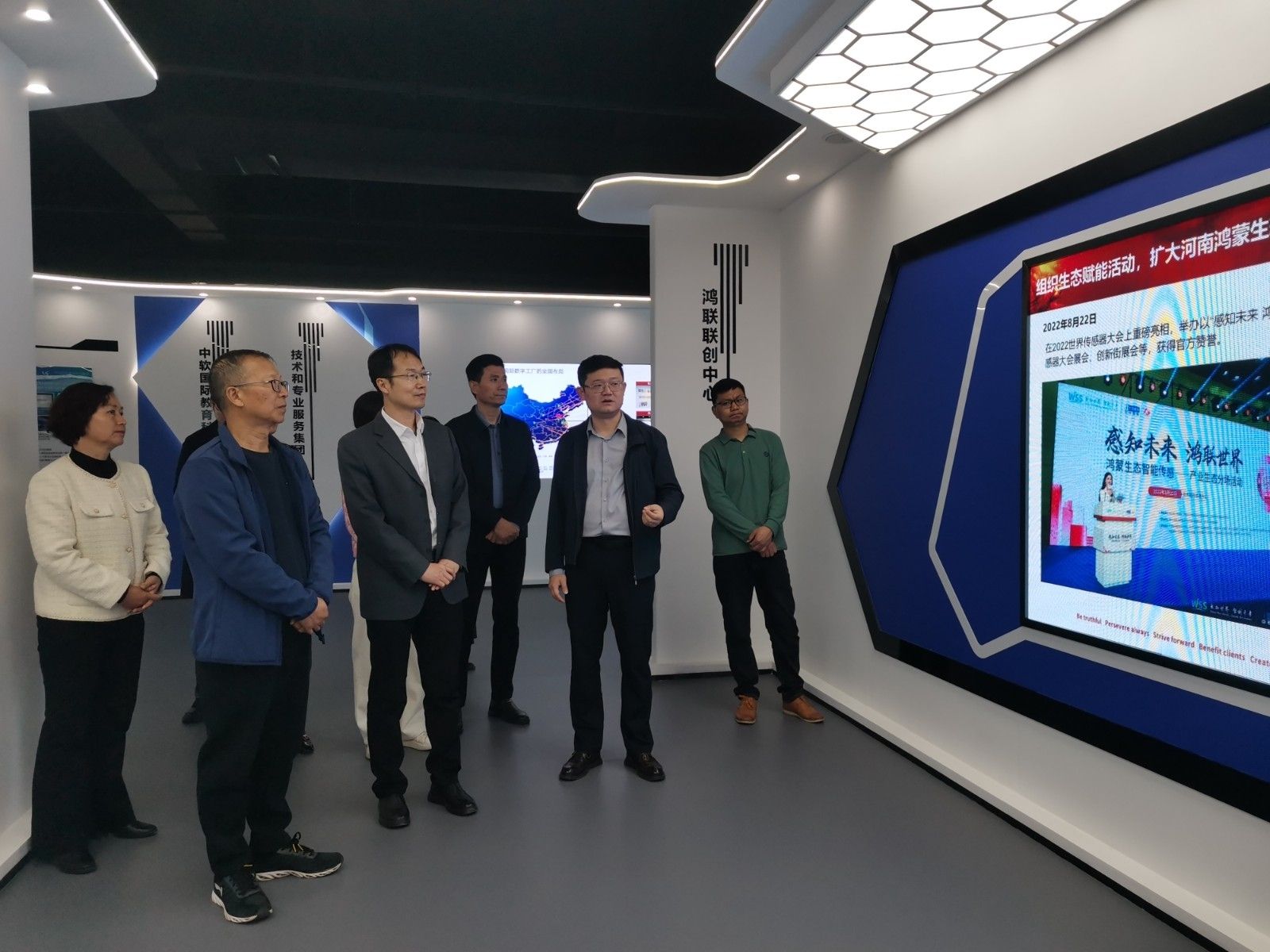 参观中软国际河南公司.jpg 参观中软国际河南公司.jpg