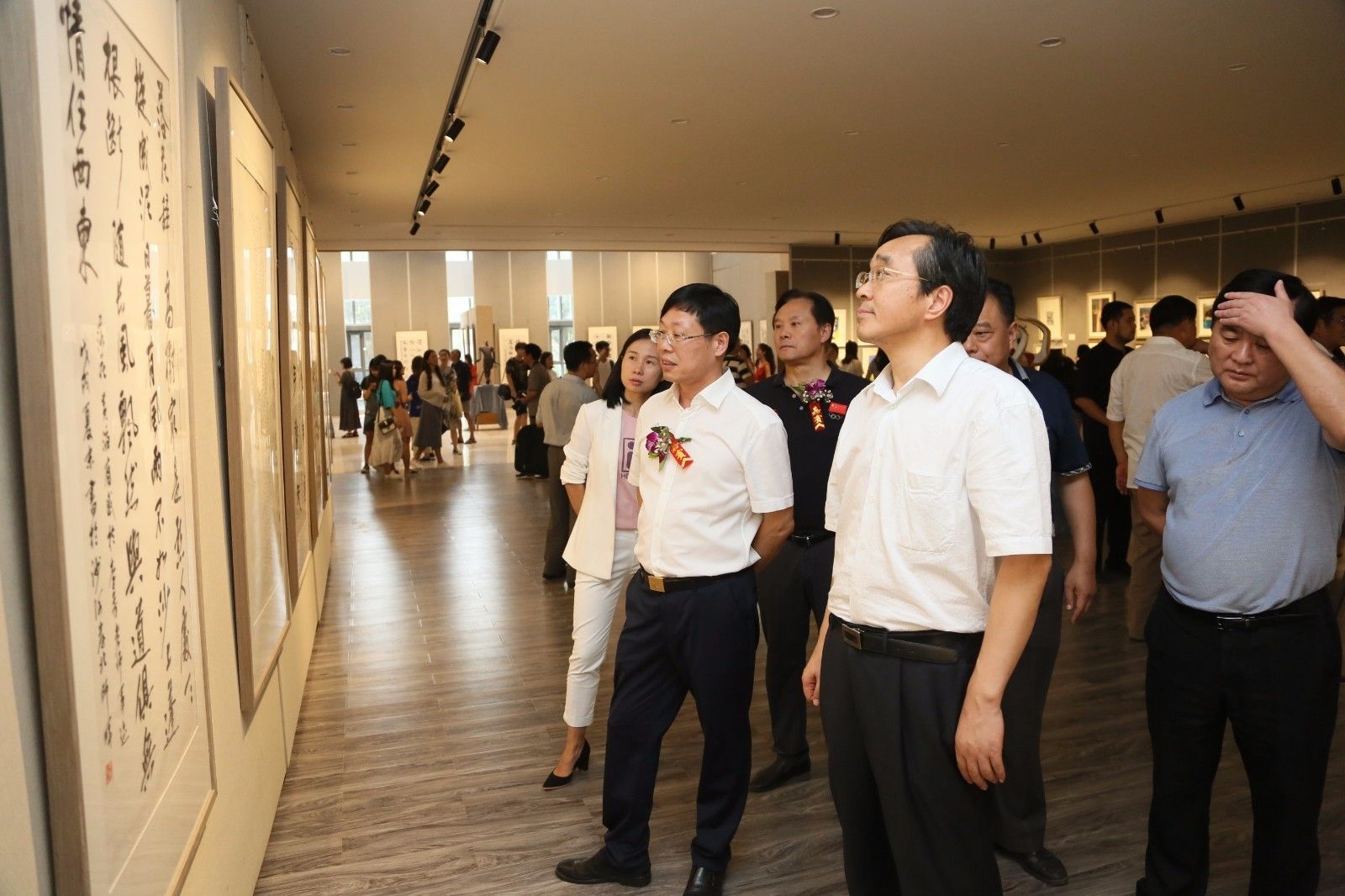 参观展览 (2).JPG 参观展览 (2).JPG