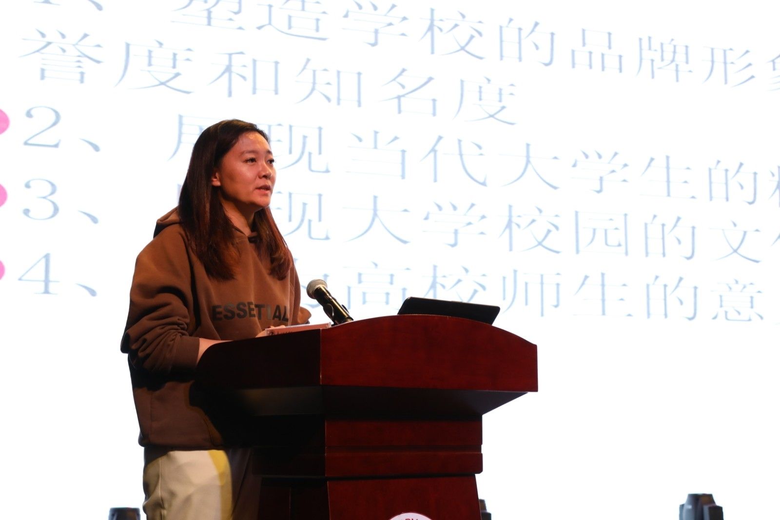 11融媒体工作室指导教师王琪雯做融媒体运营讲座.jpg 11融媒体工作室指导教师王琪雯做融媒体运营讲座.jpg