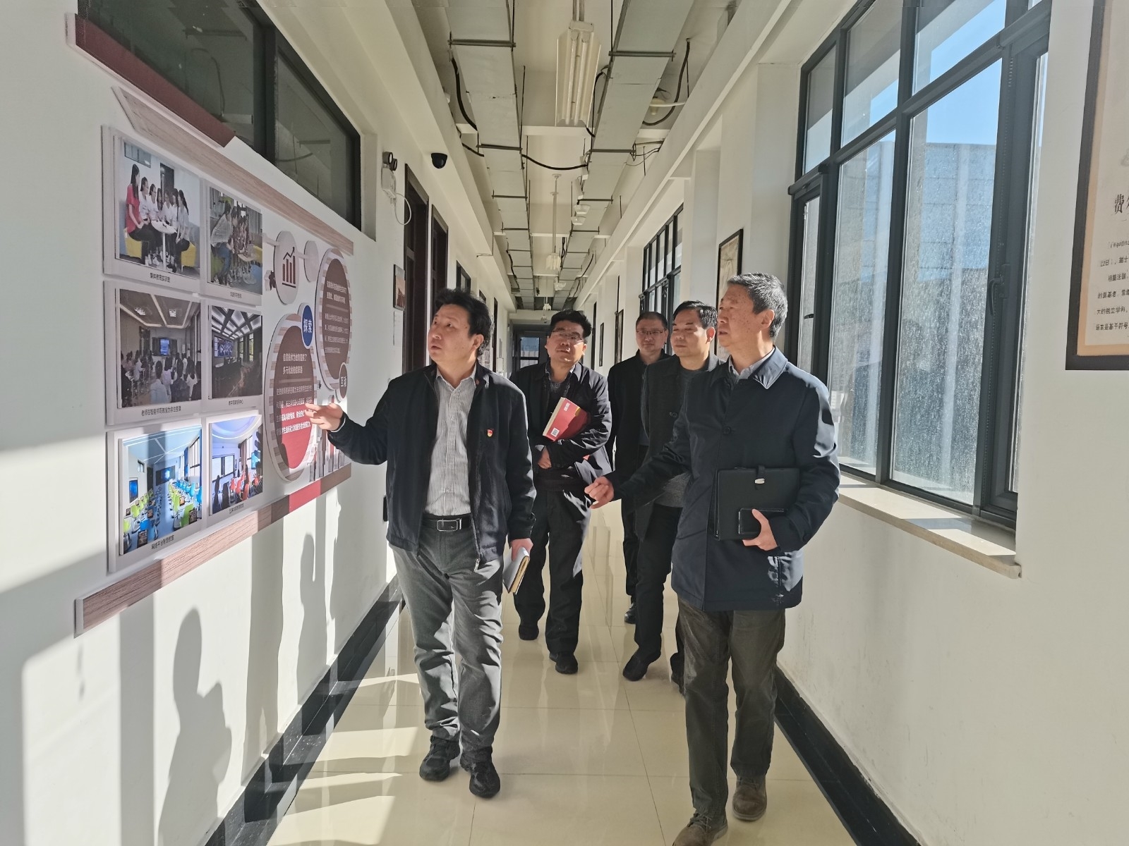 1校领导到文学院指导专业认证工作.jpg 1校领导到文学院指导专业认证工作.jpg