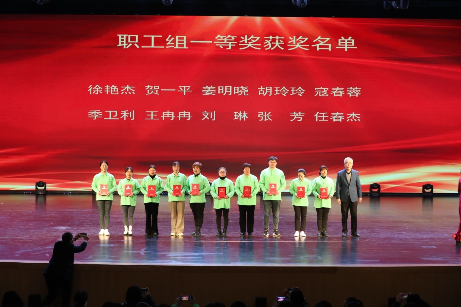 11校长孙先科为职工组一等奖获奖选手颁奖.jpg 11校长孙先科为职工组一等奖获奖选手颁奖.jpg