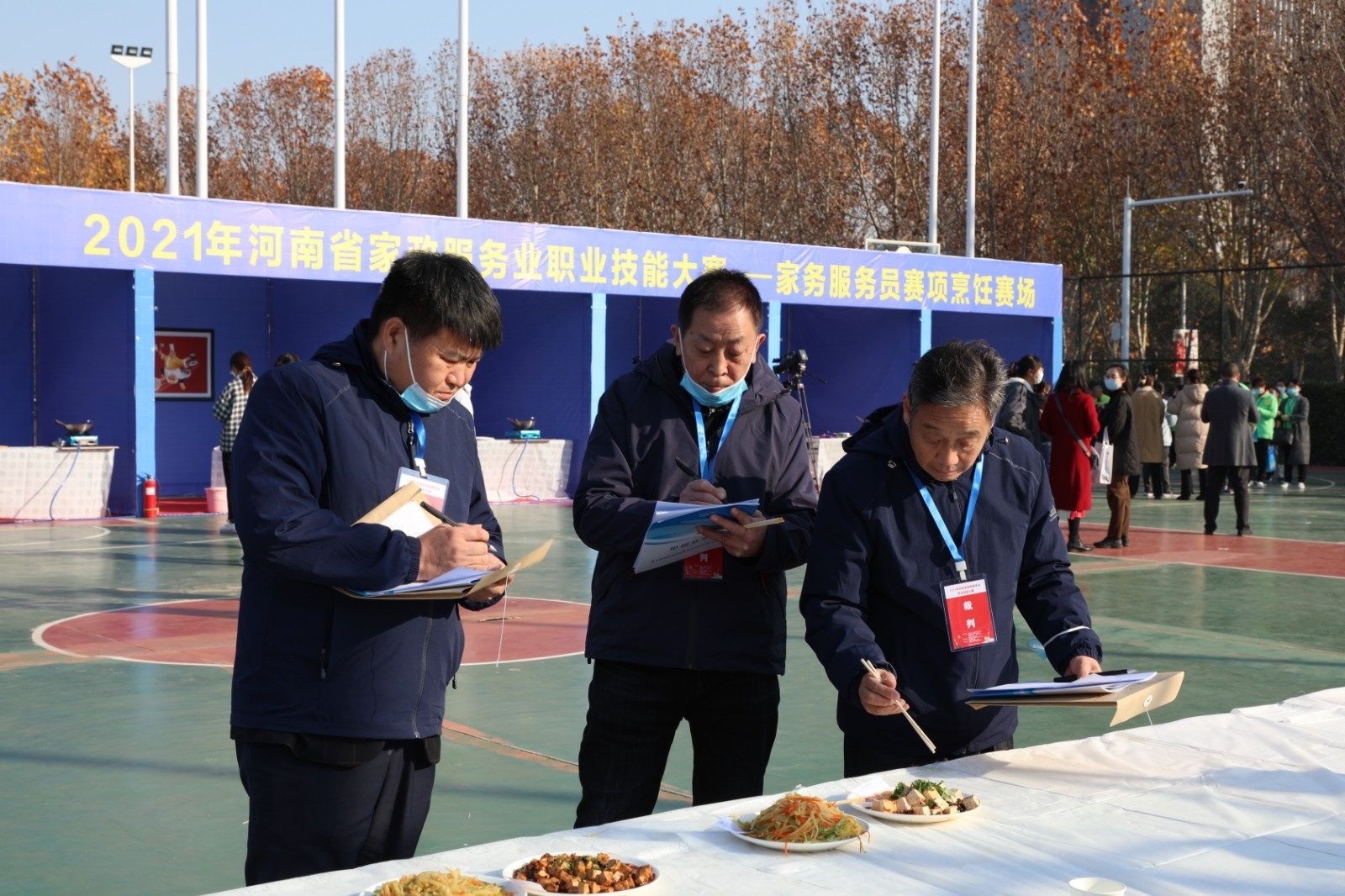 7烹饪赛场评委为选手菜品打分.jpg 7烹饪赛场评委为选手菜品打分.jpg