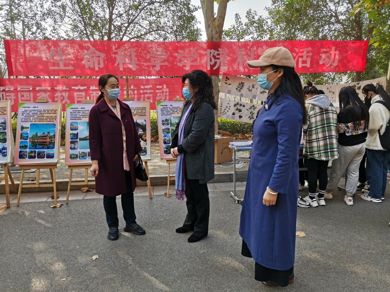 3副校长蒋丽珠询问现场活动开展情况.jpg 3副校长蒋丽珠询问现场活动开展情况.jpg