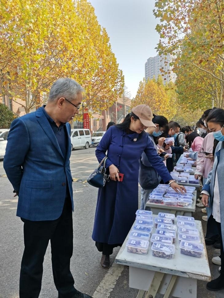 2校长孙先科参观活动现场.jpg 2校长孙先科参观活动现场.jpg