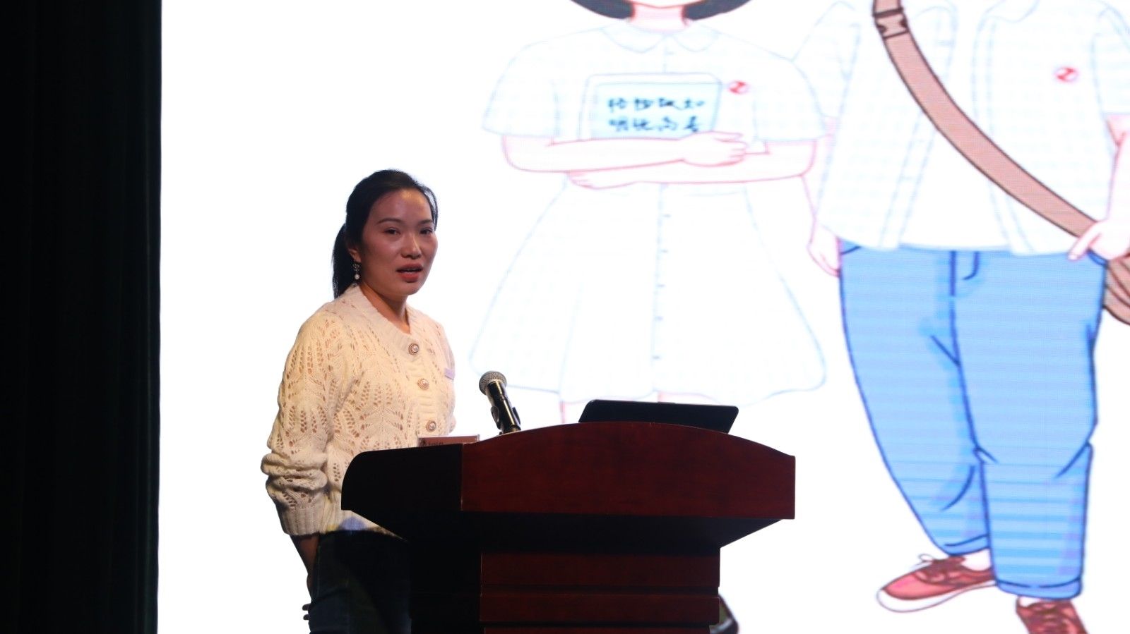 10设计者田芳老师解读融媒体工作室人物形象“郑仔、诗媛”设计理念.jpg 10设计者田芳老师解读融媒体工作室人物形象“郑仔、诗媛”设计理念.jpg