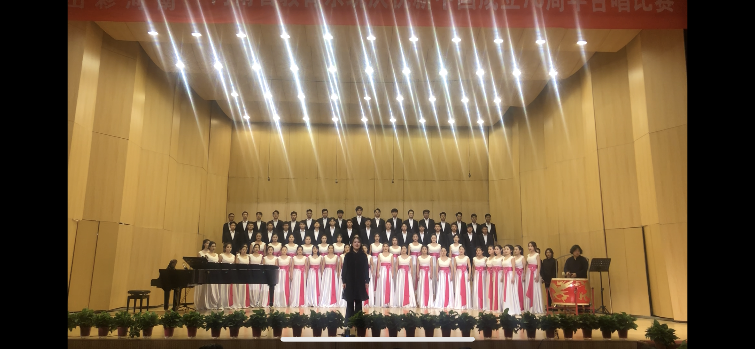 图为演出现场.png 图为演出现场.png