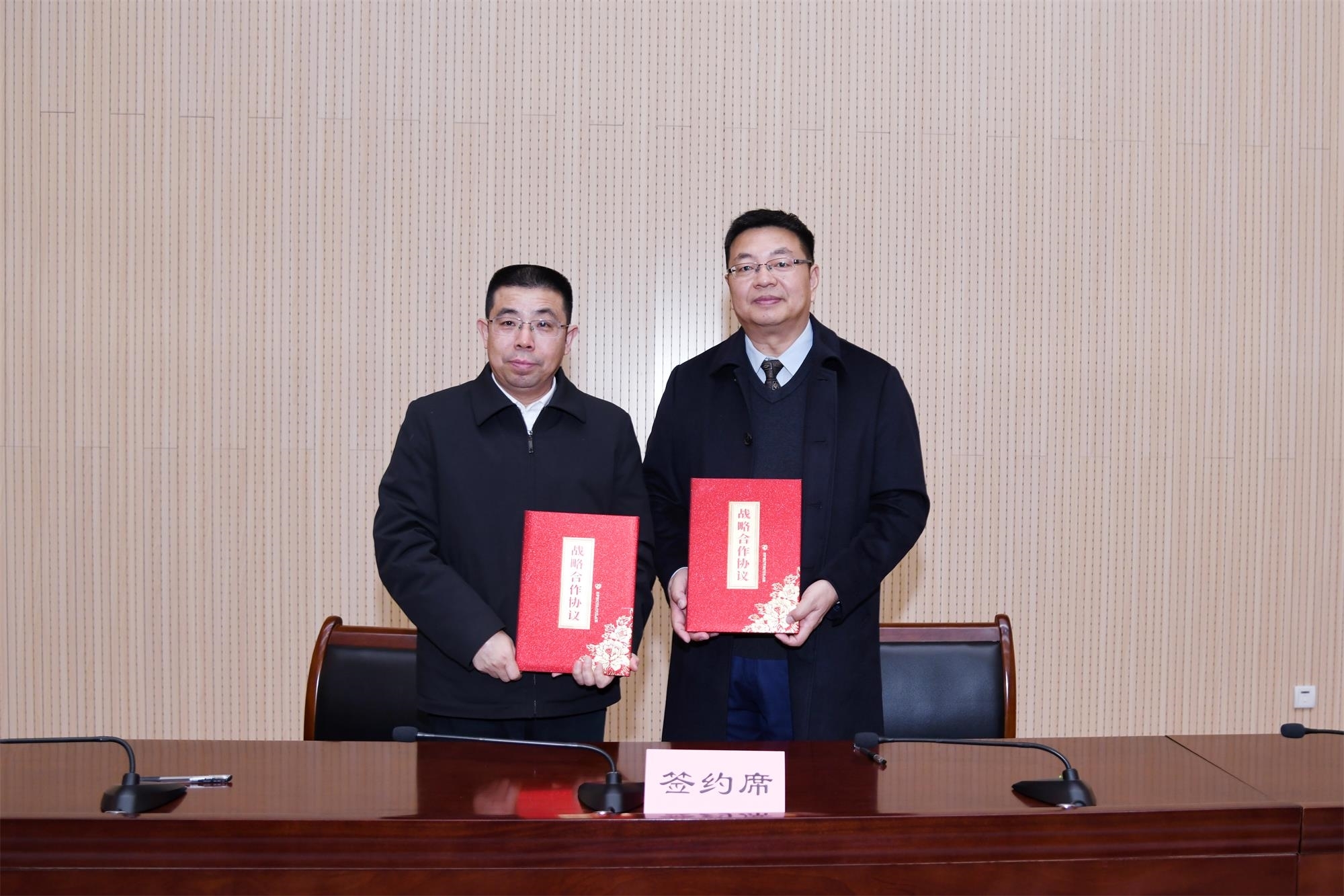 第二张 社会服务与发展学院与省直三院签订产学研合作协议.JPG 第二张 社会服务与发展学院与省直三院签订产学研合作协议.JPG