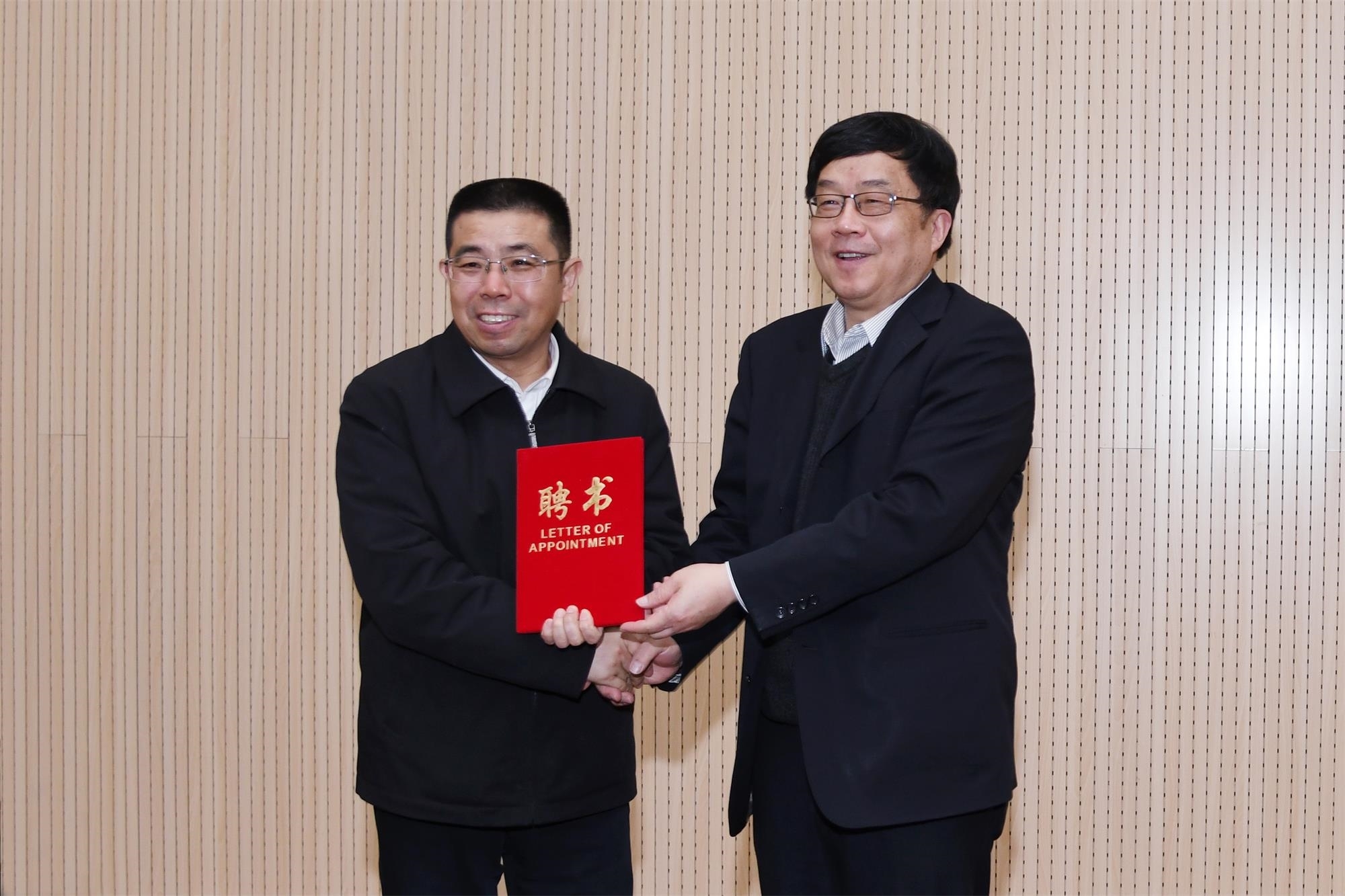 第一张 刘国际书记向省直三院曹晓强书记颁发聘书.JPG 第一张 刘国际书记向省直三院曹晓强书记颁发聘书.JPG