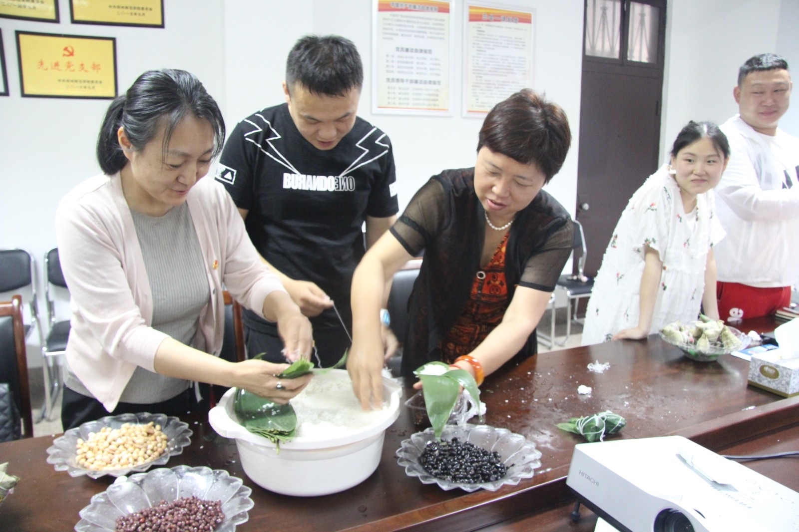 继续教育学院欢度端午节1.jpg 继续教育学院欢度端午节1.jpg