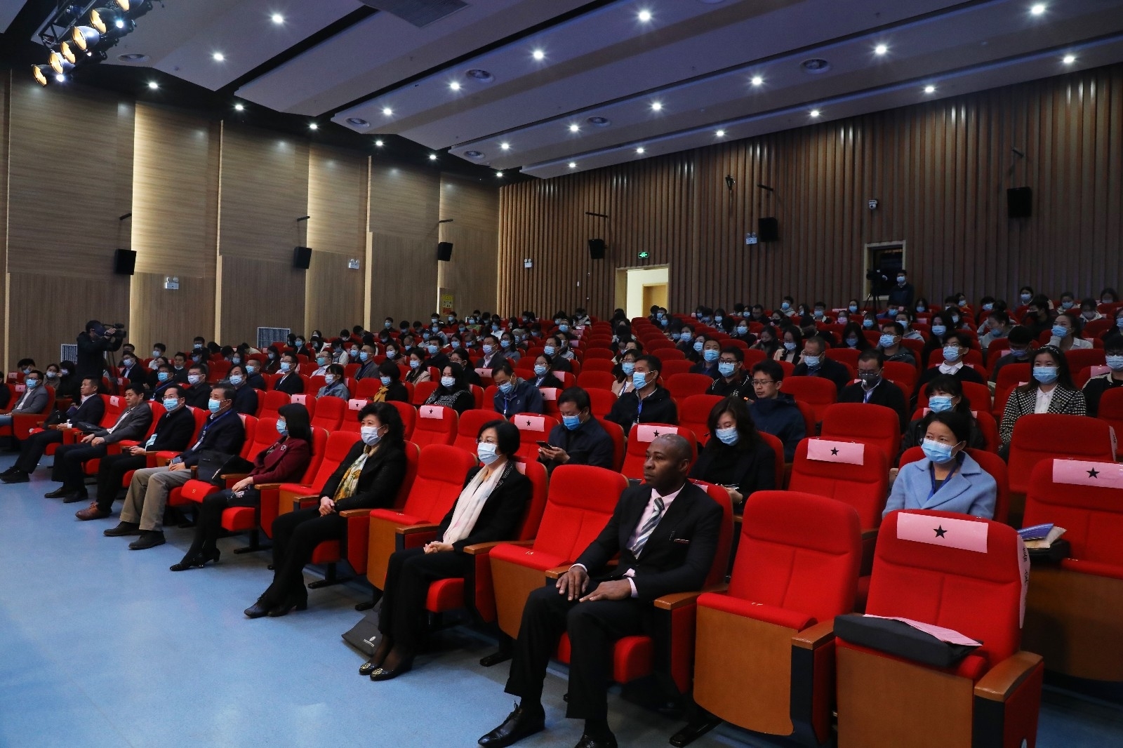 参会人员.jpg 参会人员.jpg