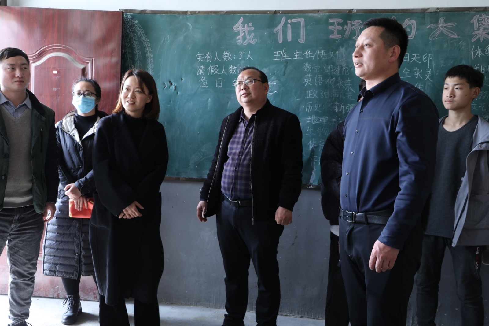 22.3.2宣传部带队老师查看学生教学和住宿情况.JPG 22.3.2宣传部带队老师查看学生教学和住宿情况.JPG