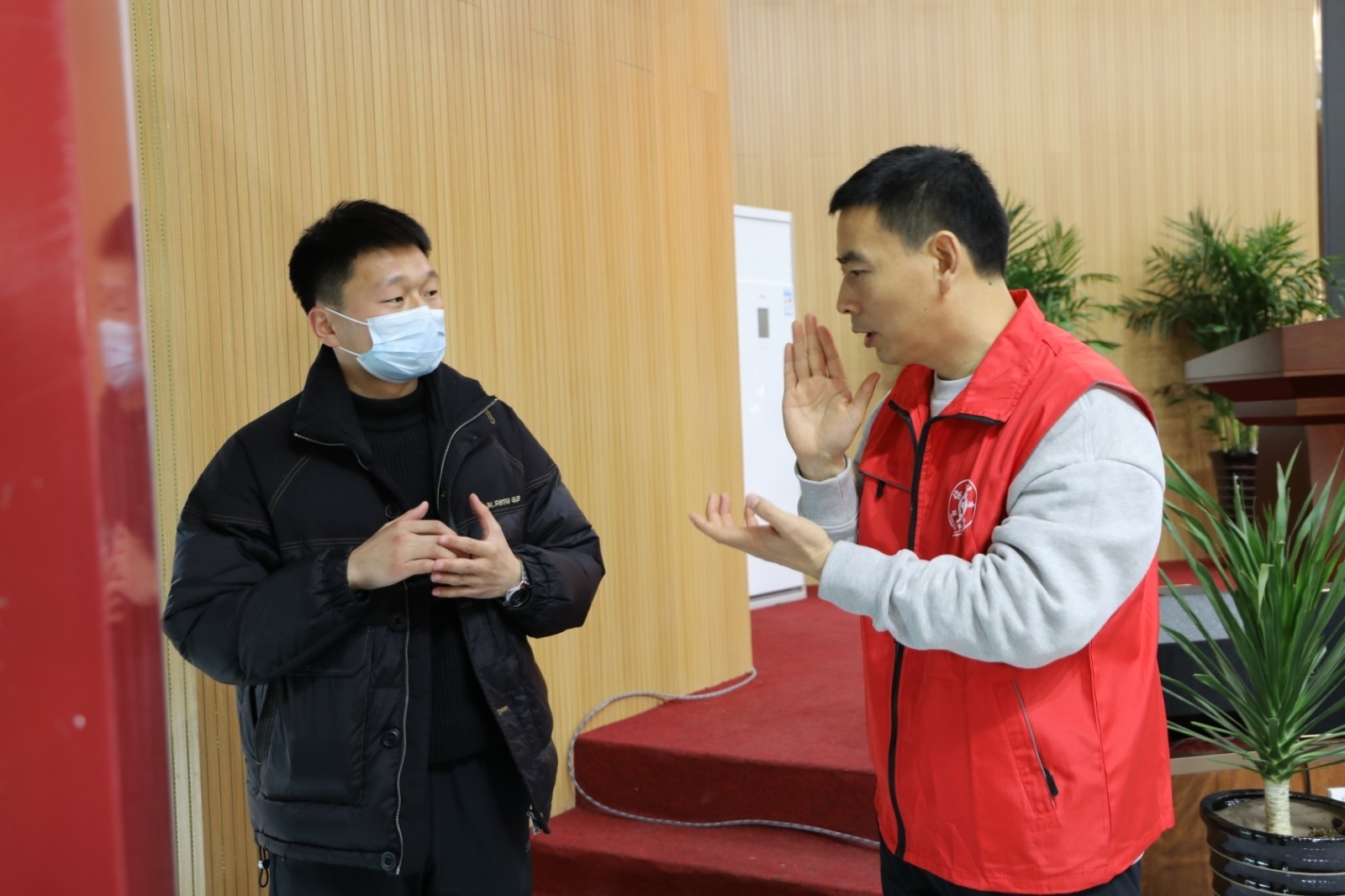 22.3.3体育学院副院长王建永和学员课下讨论体育教育如何与时俱进.JPG 22.3.3体育学院副院长王建永和学员课下讨论体育教育如何与时俱进.JPG