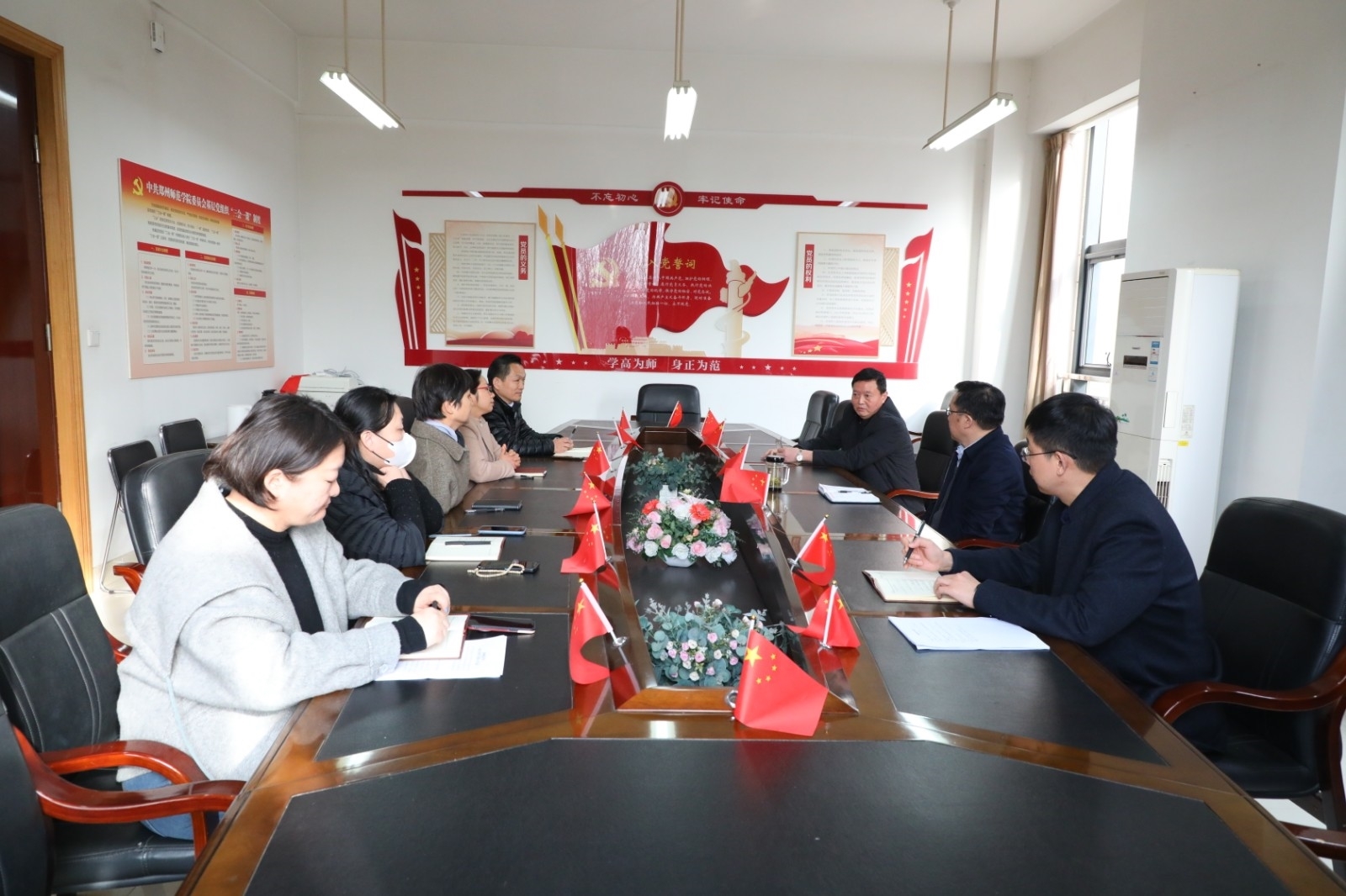 座谈会.jpg 座谈会.jpg