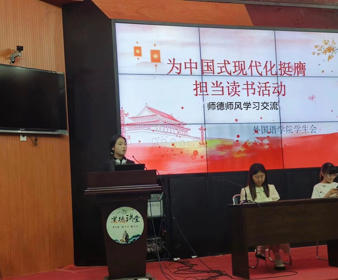 2 外国语学院读书交流活动.jpg 2 外国语学院读书交流活动.jpg