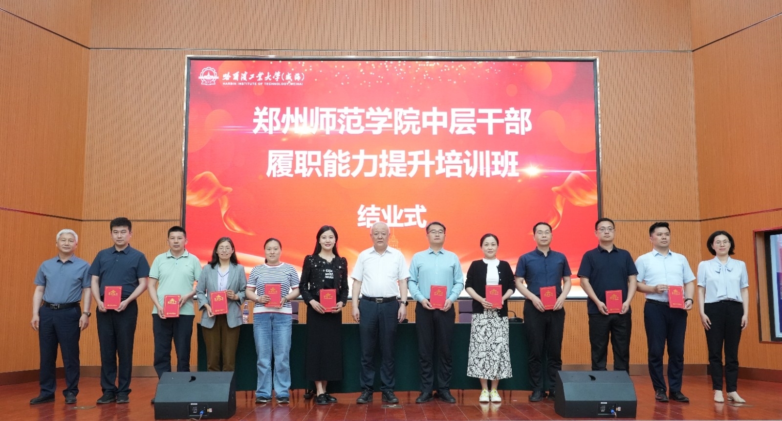 4 为优秀学员颁发证书.jpg 4 为优秀学员颁发证书.jpg