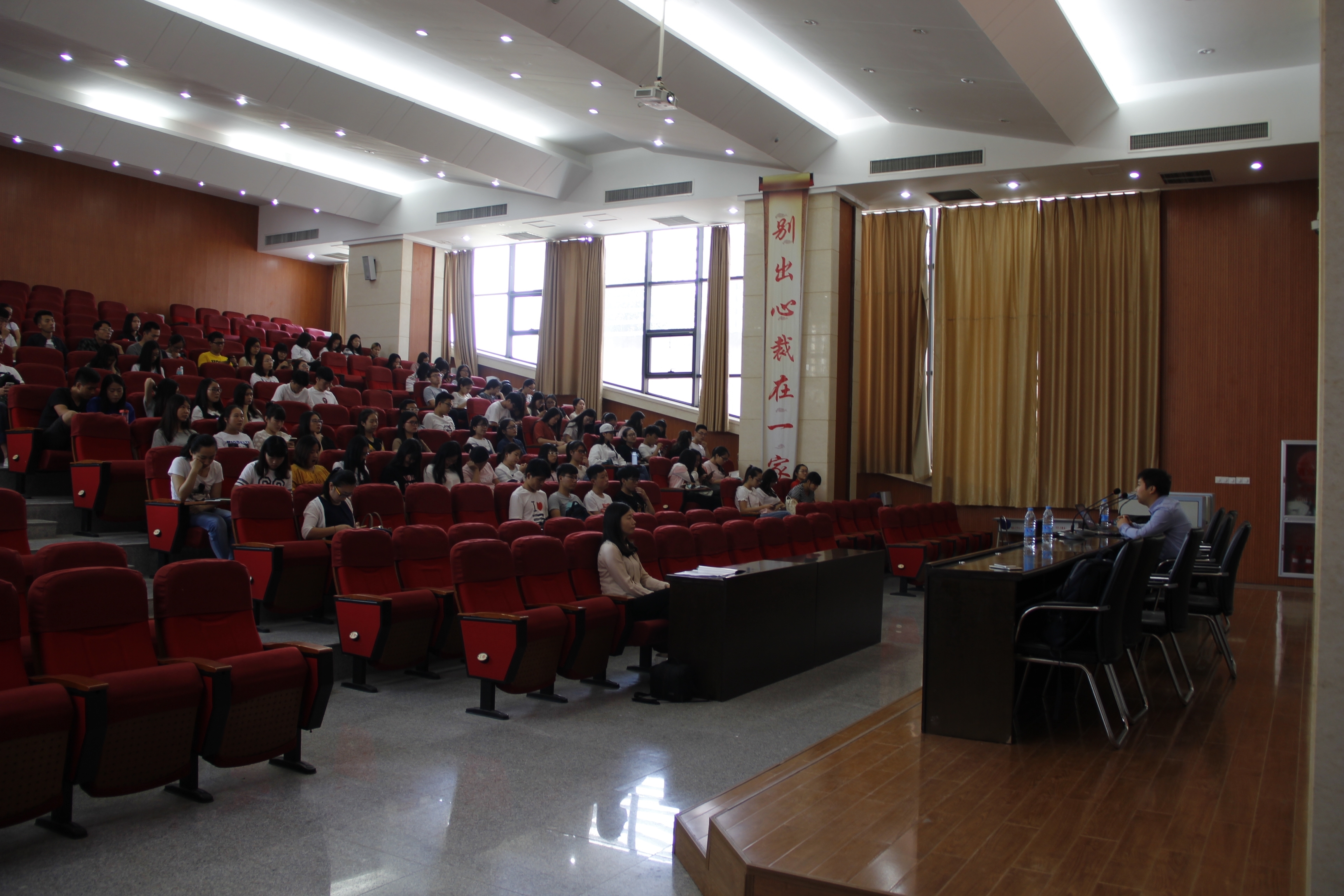 讲座现场照片.jpg 讲座现场照片.jpg