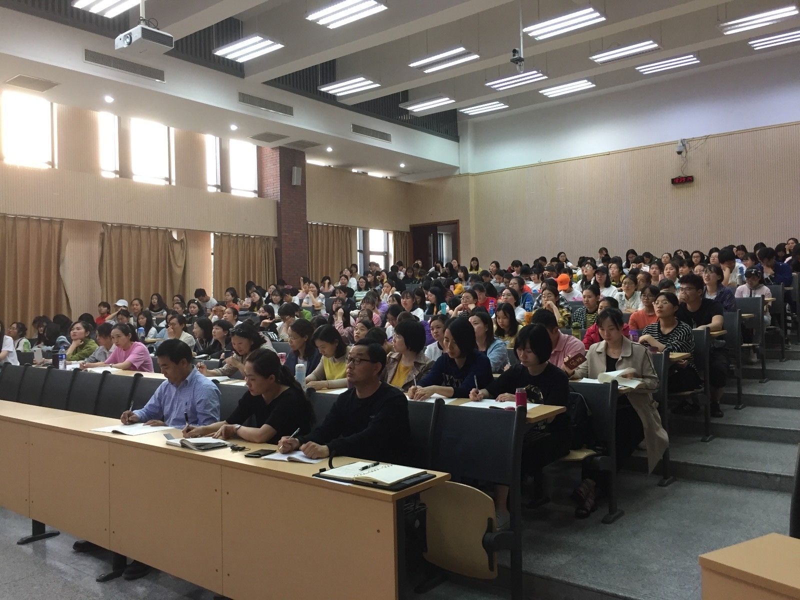 刘济良讲座照片2.jpg 刘济良讲座照片2.jpg