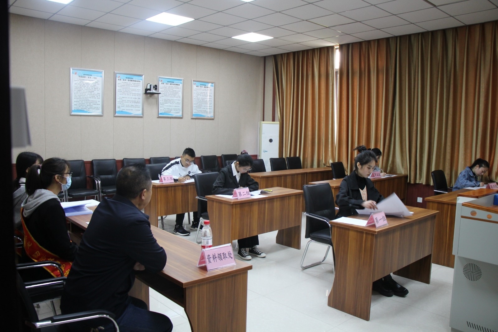 图4:考生在备课室.JPG 图4:考生在备课室.JPG