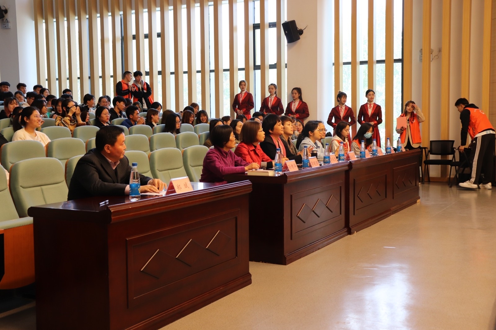 评委全景.JPG 评委全景.JPG