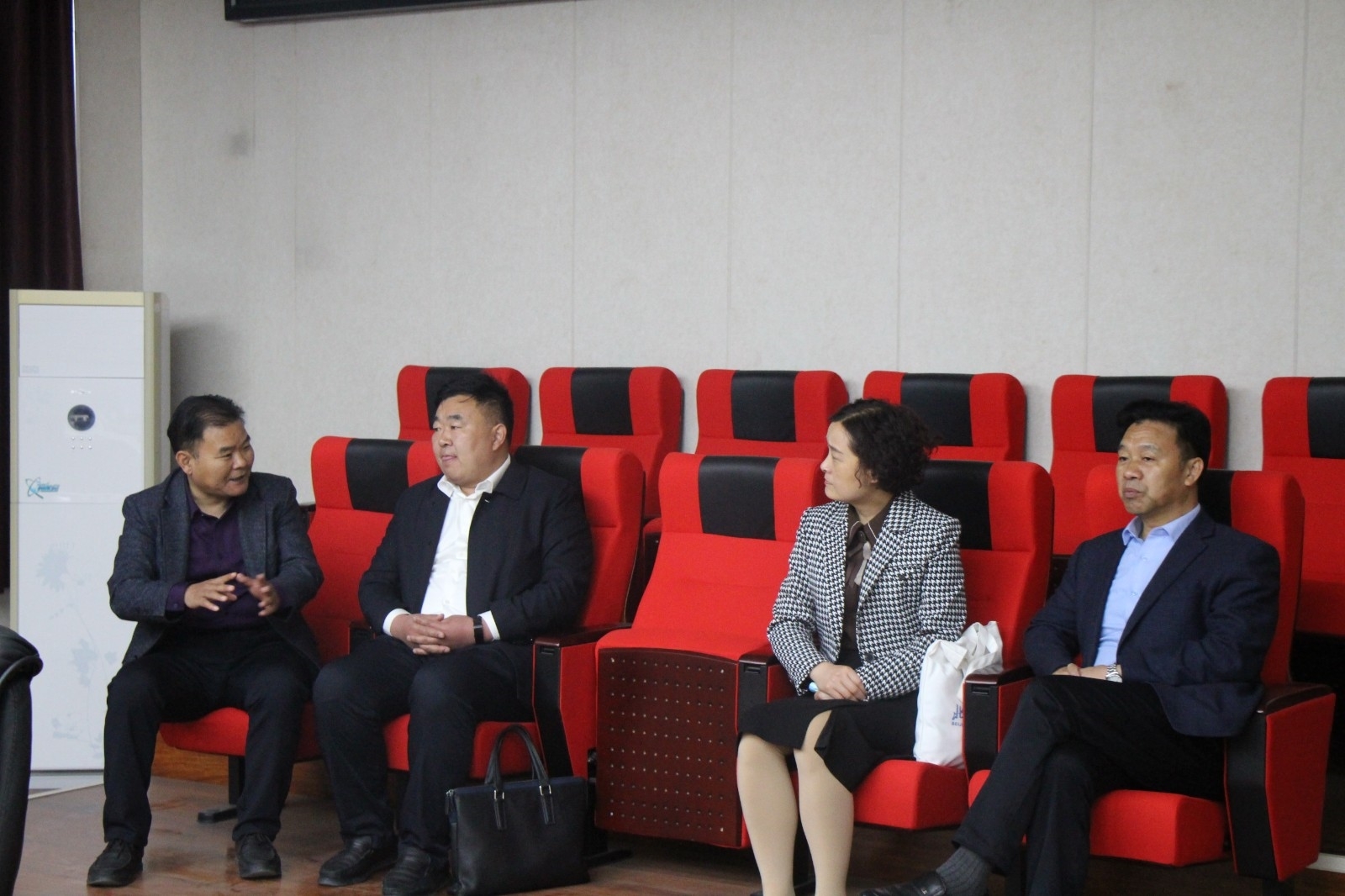 图2:教务处长、初等教育学院院长与生源地教育行政部门领导交流.JPG 图2:教务处长、初等教育学院院长与生源地教育行政部门领导交流.JPG