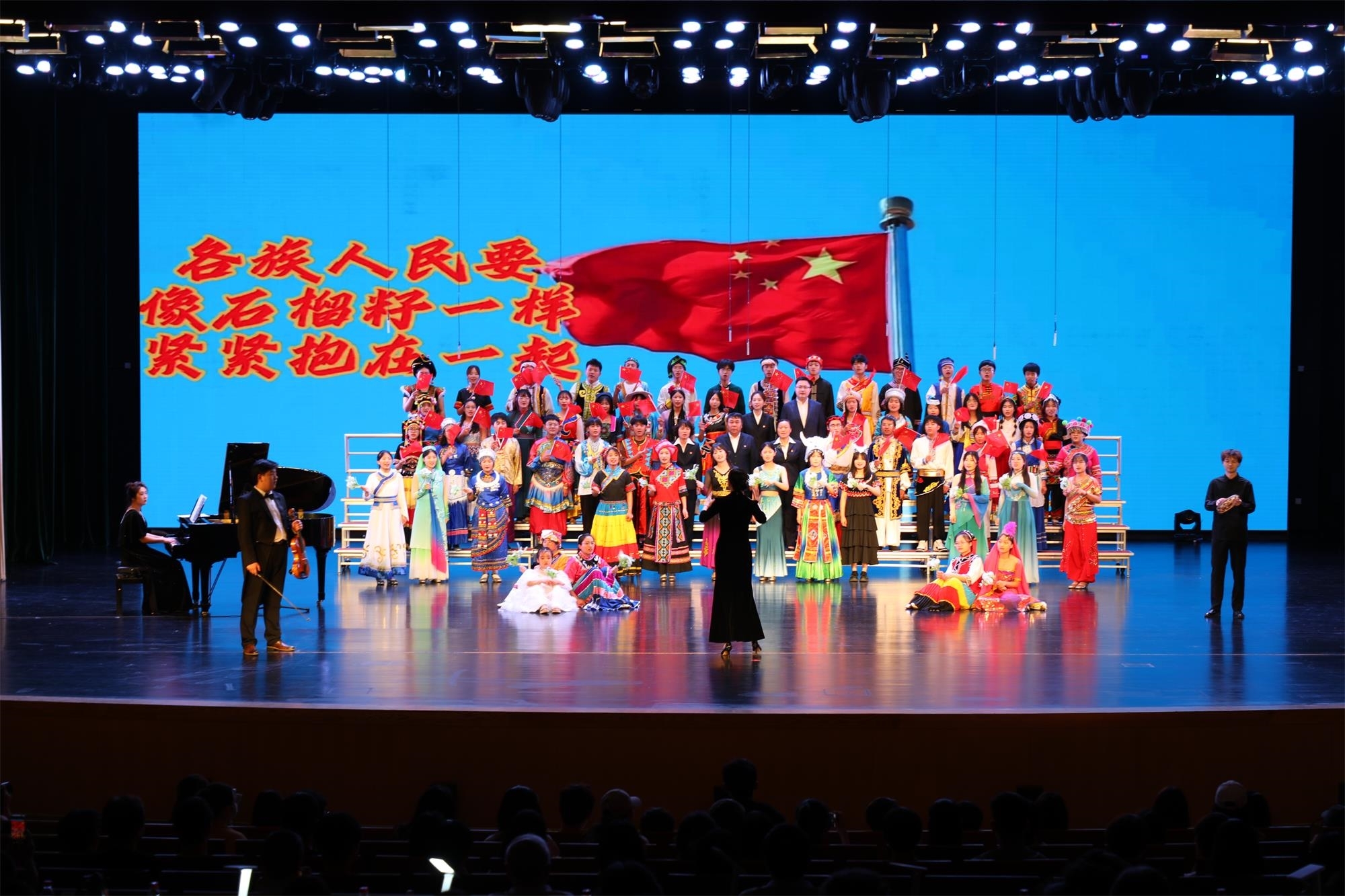 12.历史文化学院演唱歌曲《萱草花》.JPG 12.历史文化学院演唱歌曲《萱草花》.JPG