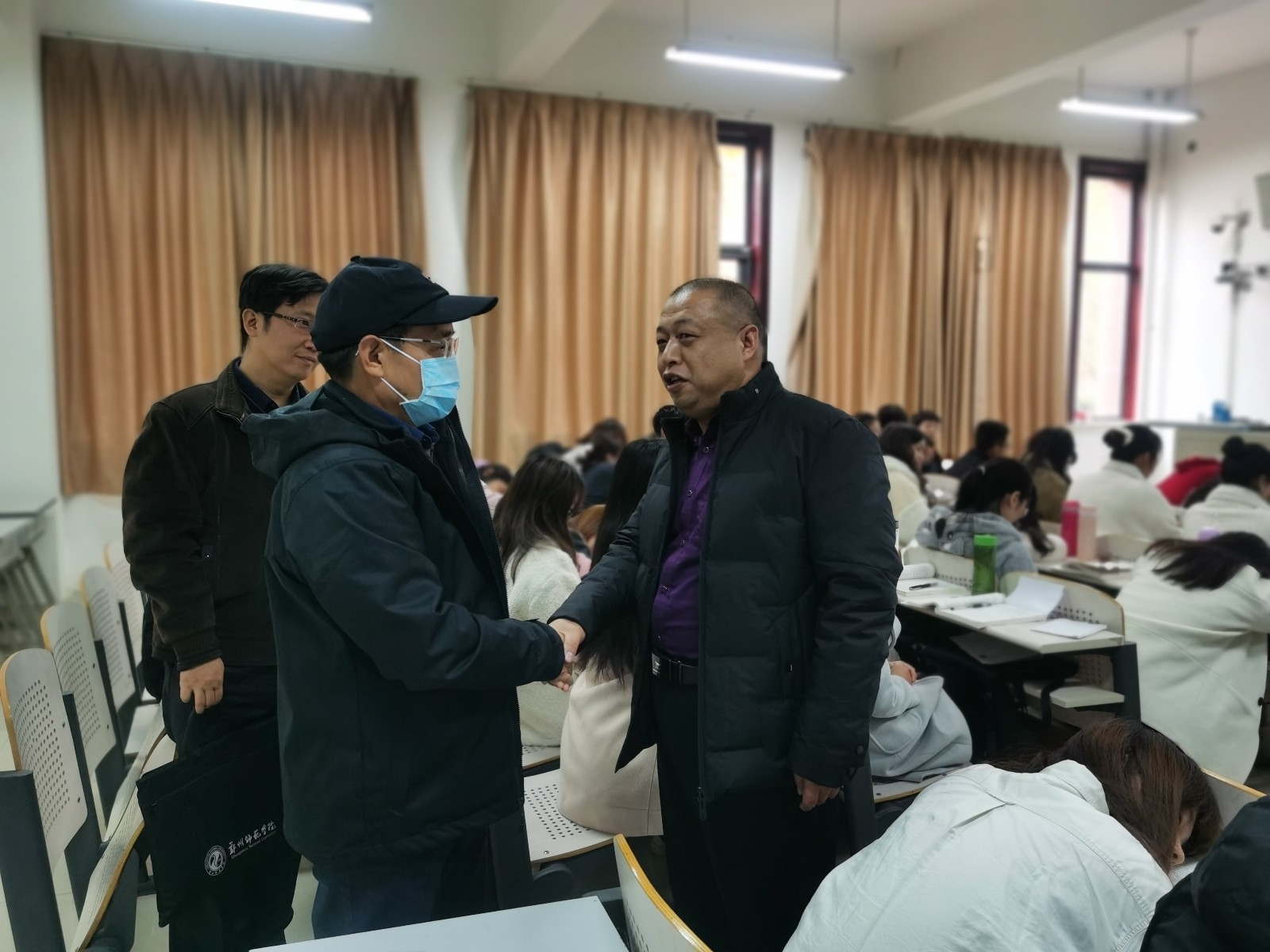 赵书记和教师交流.jpg 赵书记和教师交流.jpg