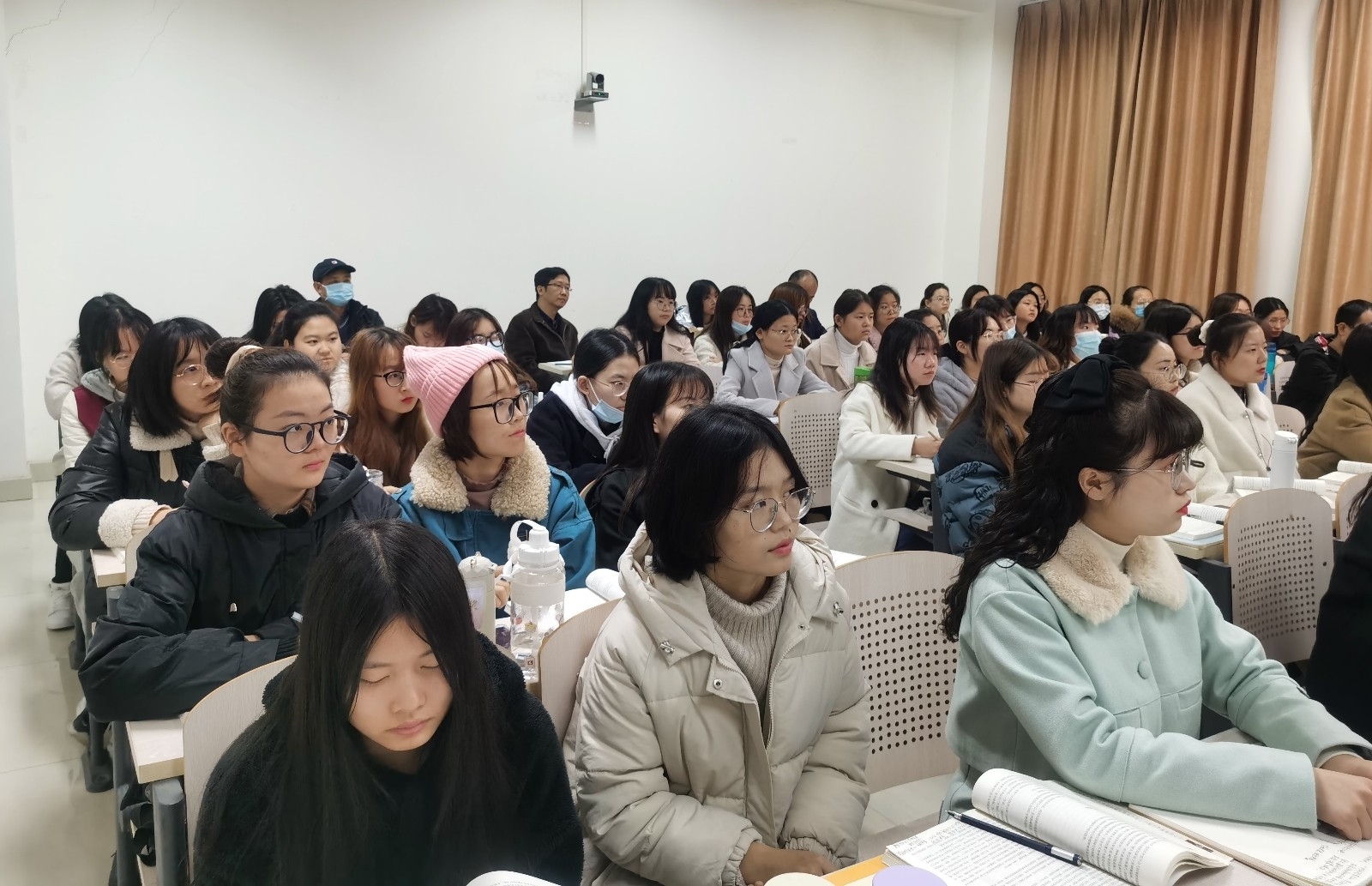 赵书记听课.jpg 赵书记听课.jpg