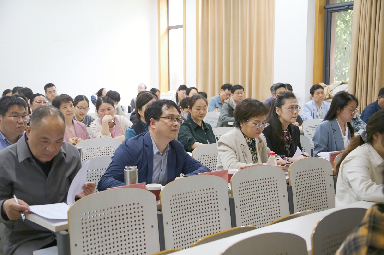 张校长_副本.jpg 张校长_副本.jpg